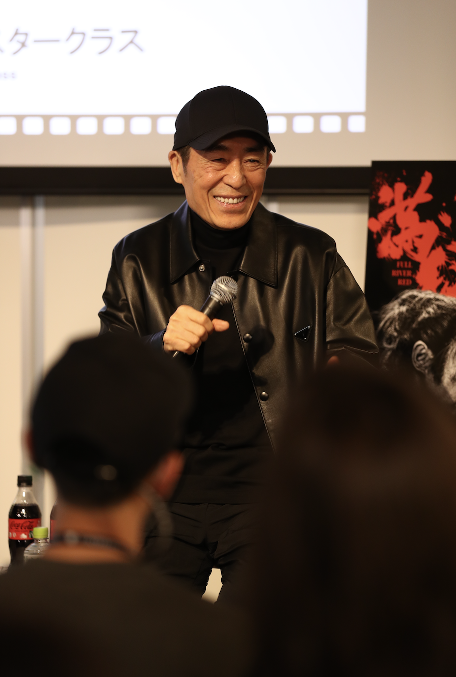 張藝謀身穿PRADA皮外套搭配黑鴨舌帽現身大師課。(東京國際影展提供)