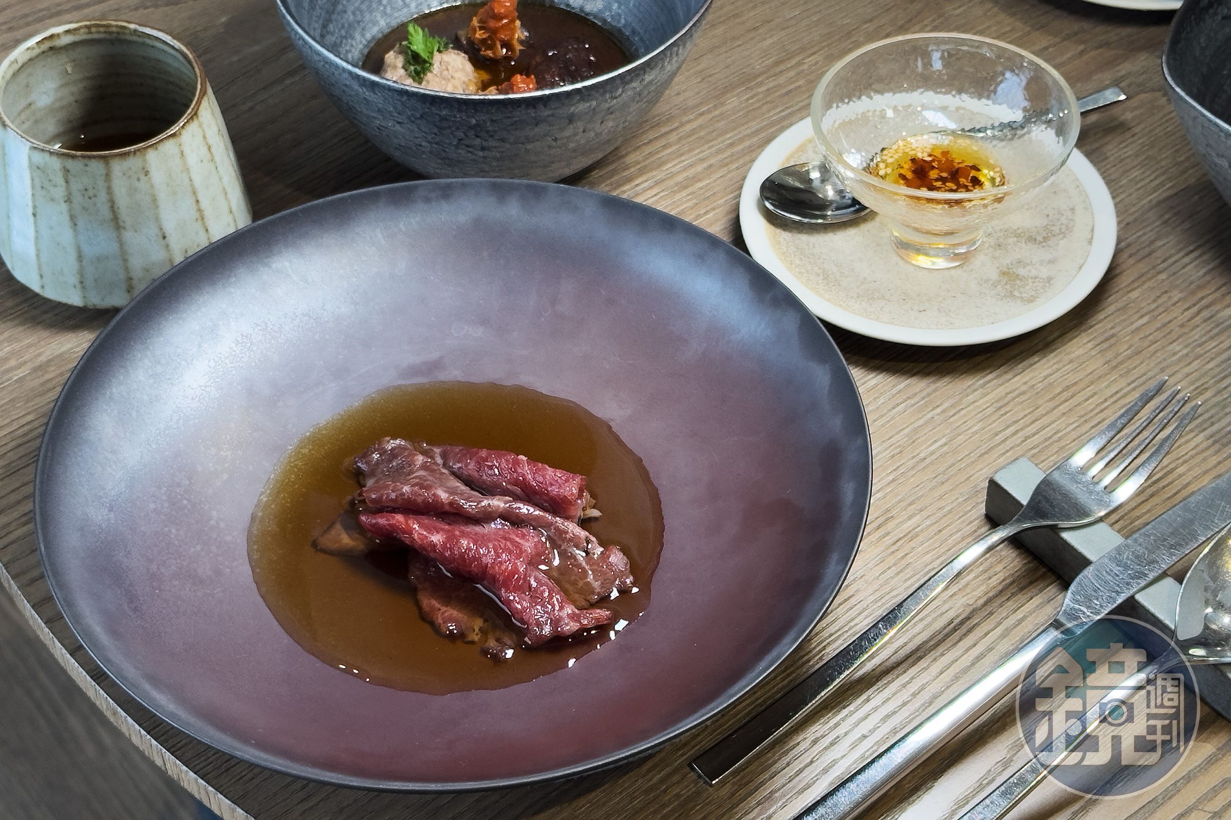 「近江牛/consommé/枸杞」是台南牛肉湯的日法演繹,將頂級近江牛片淋上滾燙法式澄清湯。