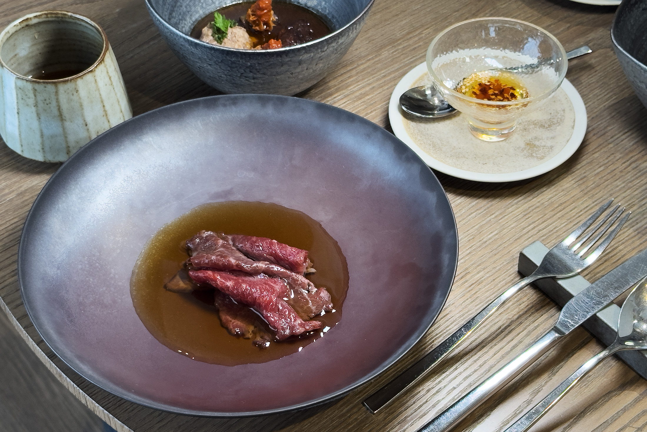 「近江牛／consommé／枸杞」是台南牛肉湯的日法演繹，將頂級近江牛片淋上滾燙法式澄清湯。