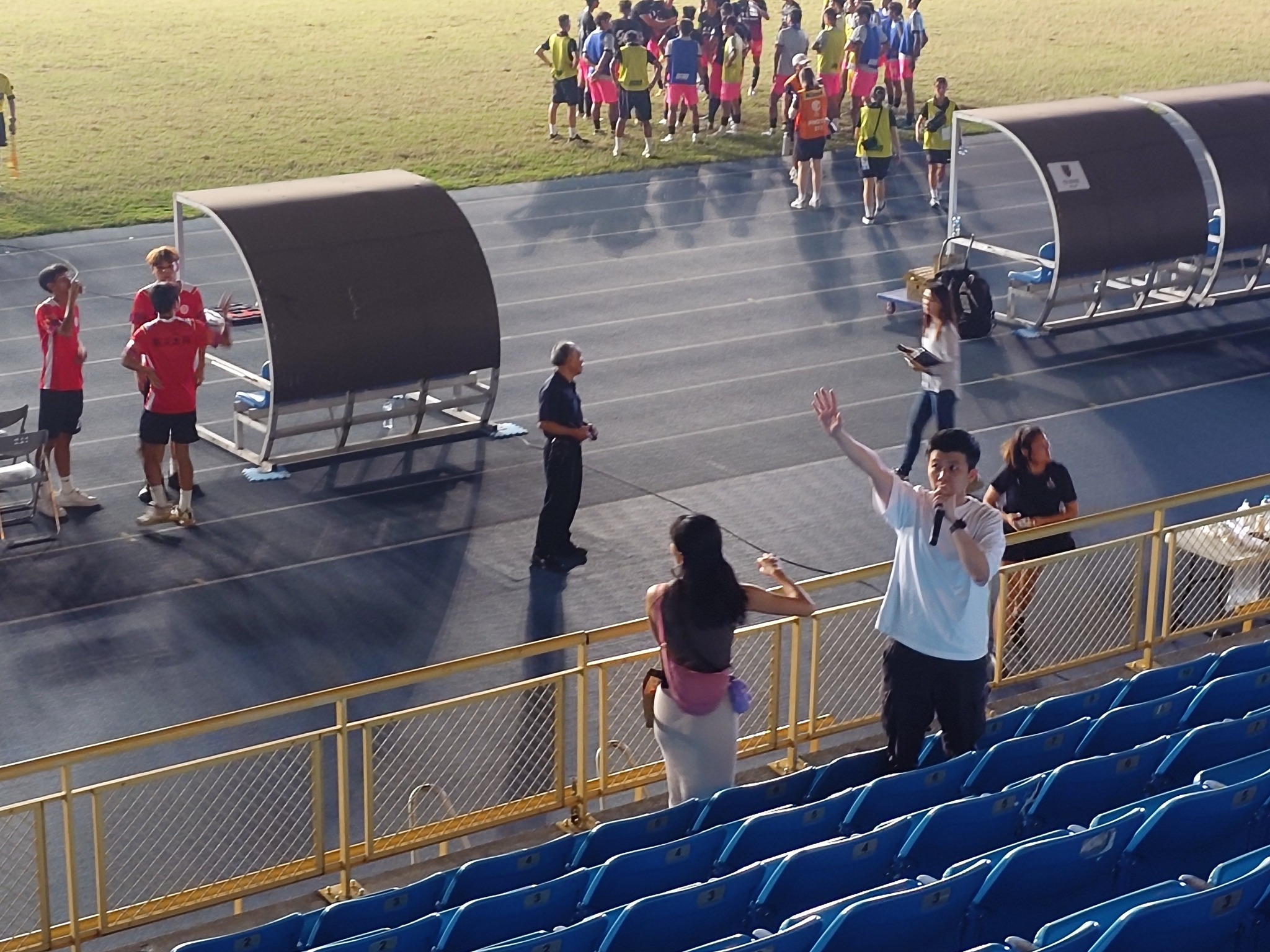 鄭運鵬今晚po文，曬出台北田徑場電燈爆炸起火的畫面，並提到市議員苗博雅「臨場反應很好！」（翻攝自鄭運鵬臉書）