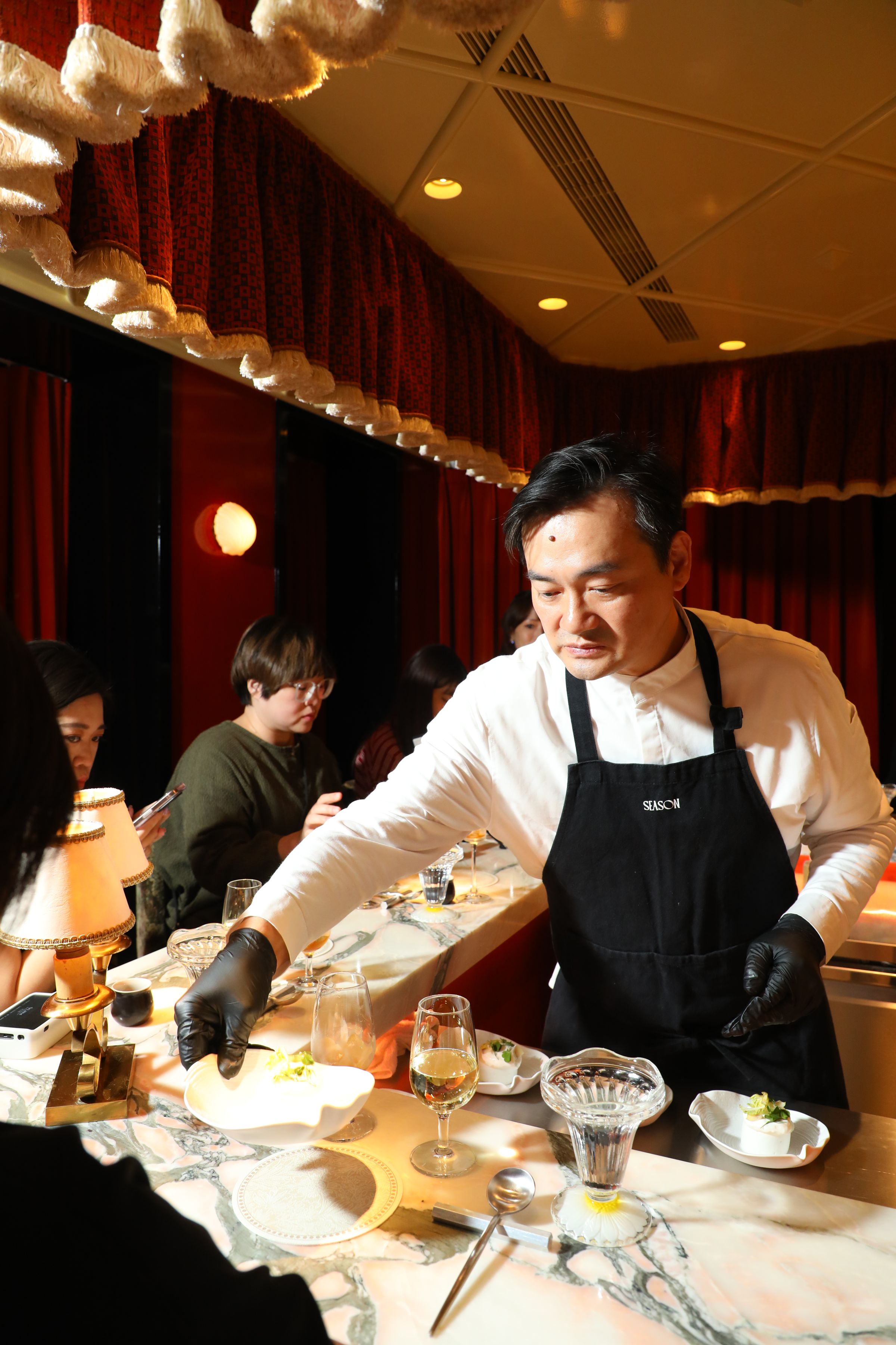 桌上的用具杯盤都由Chef Season親自挑選，水杯用的是古典聖代杯。