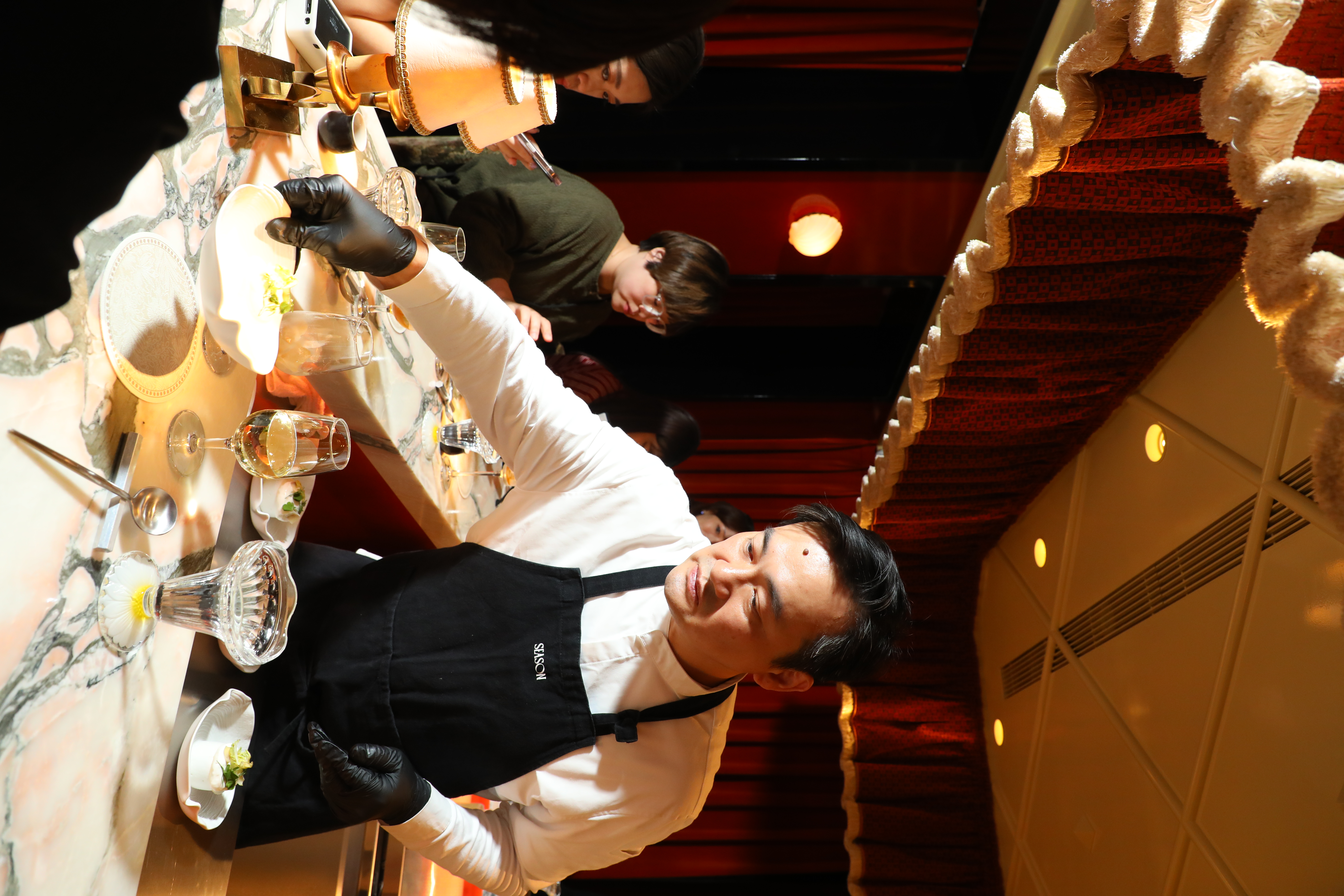桌上的用具杯盤都由Chef Season親自挑選，水杯用的是古典聖代杯。