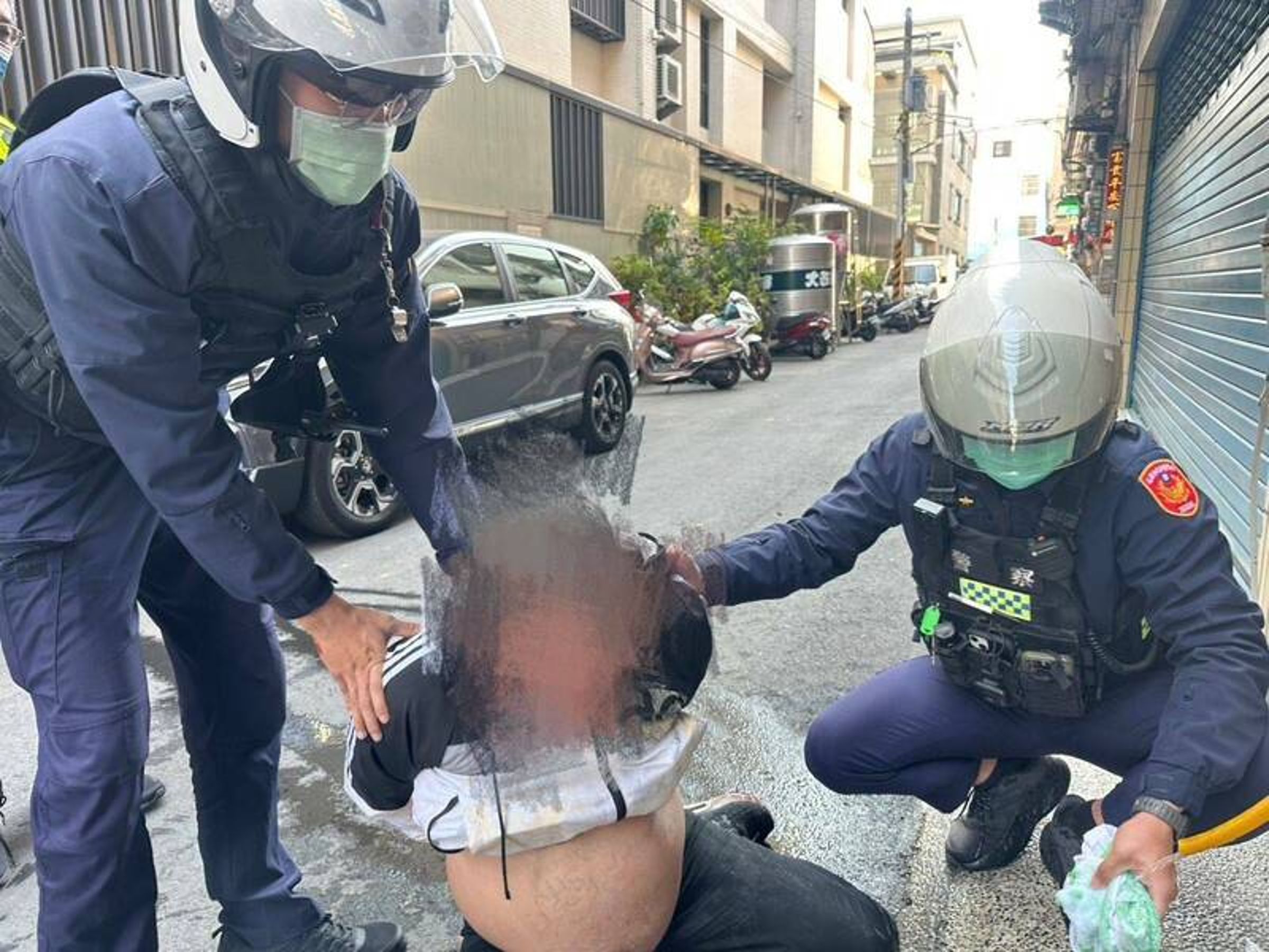 為10萬元債務殺害老友,陳男回家換衣服,準備跑路時,被警方逮捕到案。(警方提供)