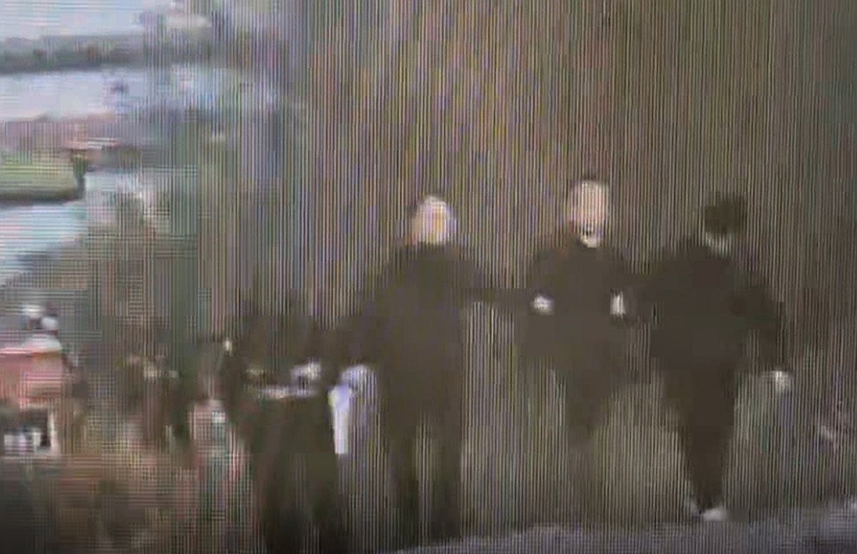 金姓男子遭質疑後仍保持冷靜，偽裝「毫不知情」的態度引發側目。（翻攝自X/ 연합뉴스）