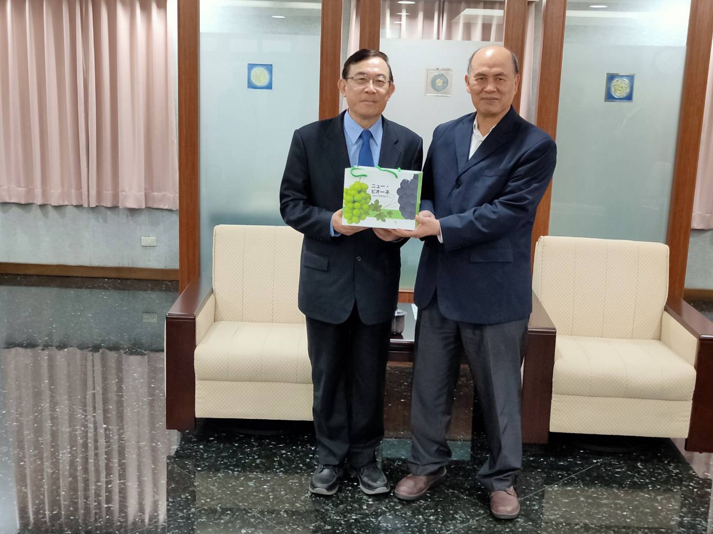 台南檢警火速收押槍擊案3嫌，檢察總長邢泰釗親赴台南致贈水果，慰勉專案小組，由台南檢察長鍾和憲及台南市警察局長廖宗山代表接受。（翻攝畫面）