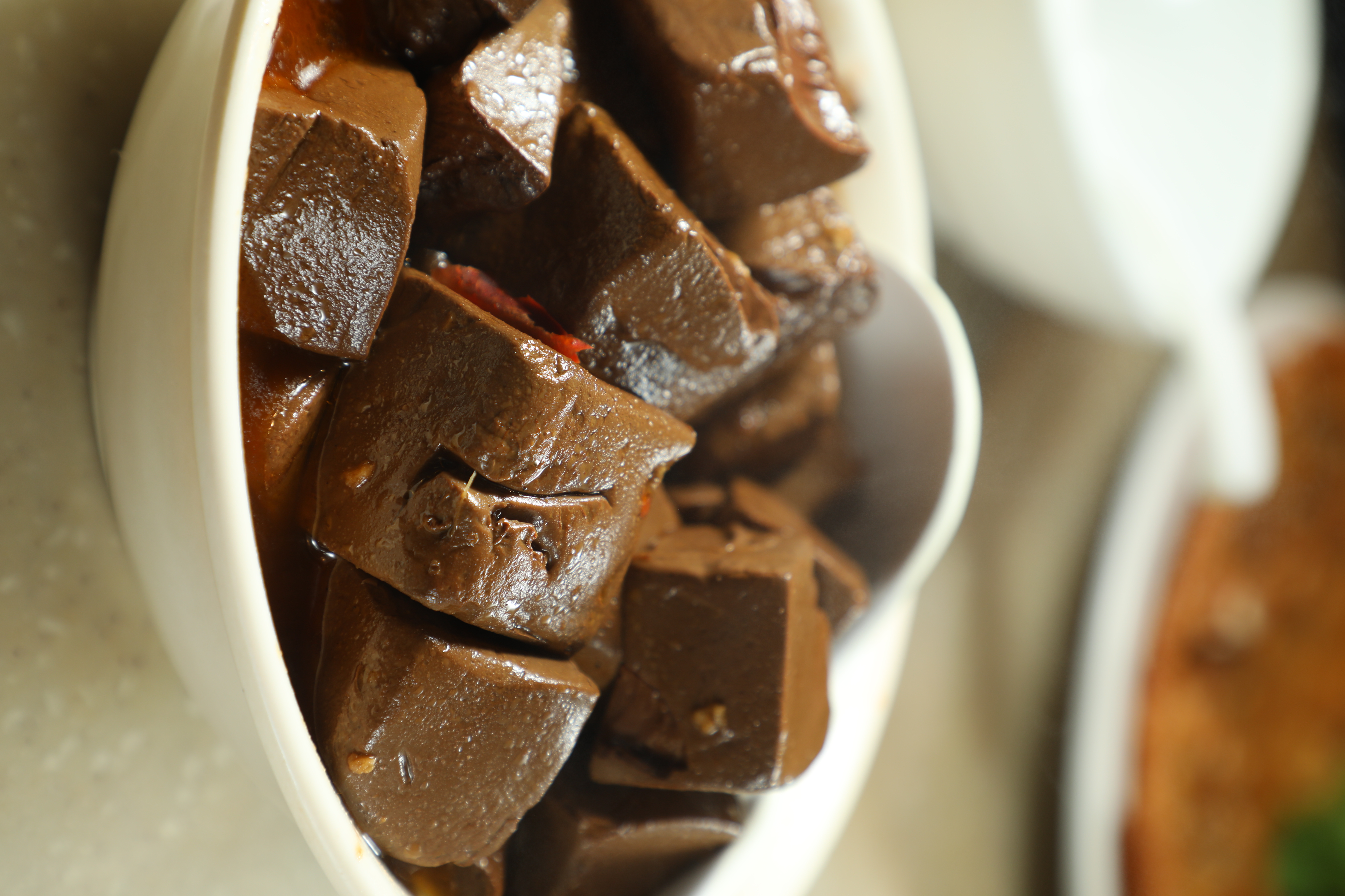 微微香辣的「秘制韭菜豬紅」是許多老饕必點菜色，豬血又滑又彈。（港幣78元／小份）