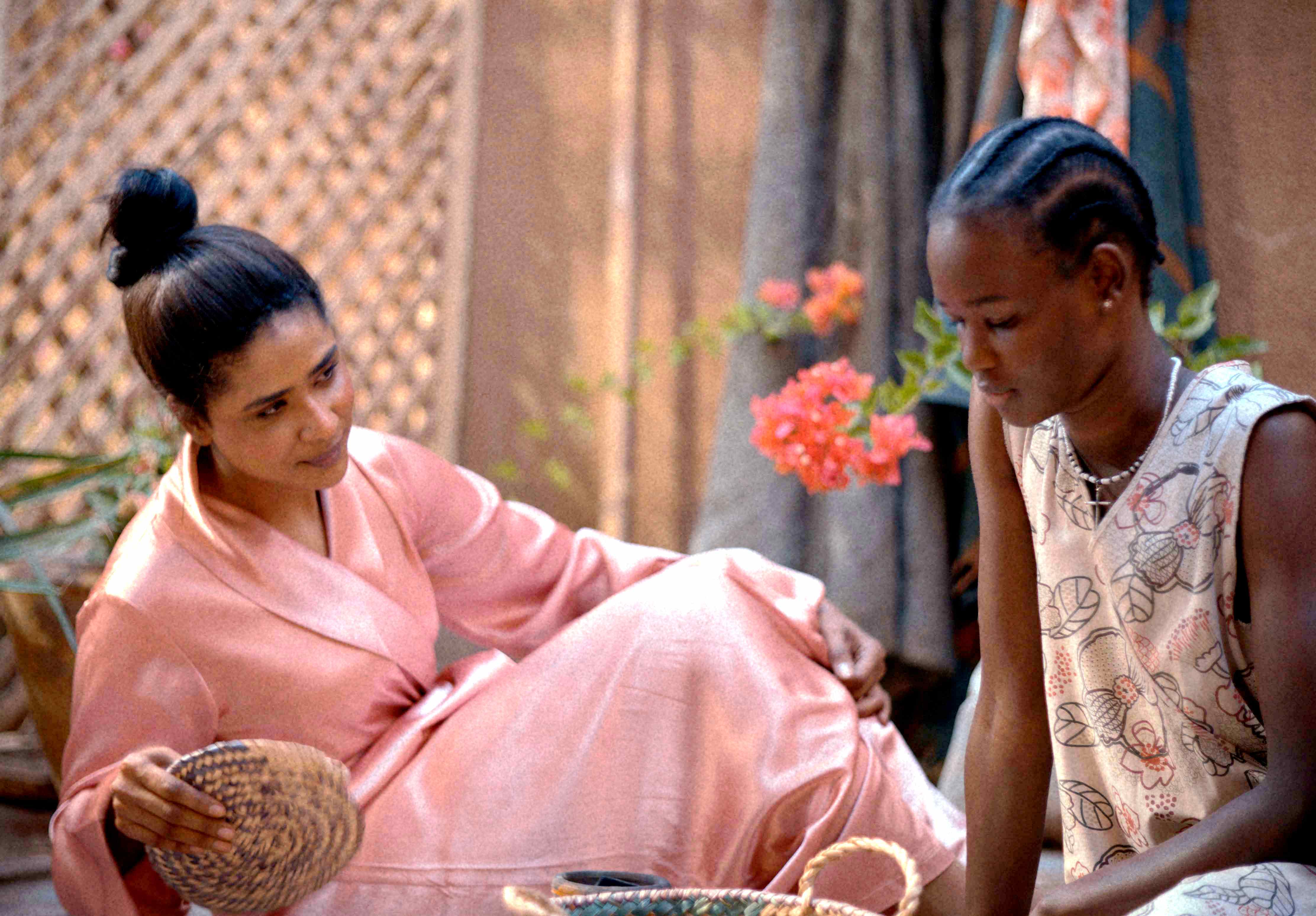  片中尤瑟芙（左）出於內疚雇用受害者妻子幫傭，引發一場人性風暴。（海鵬提供）