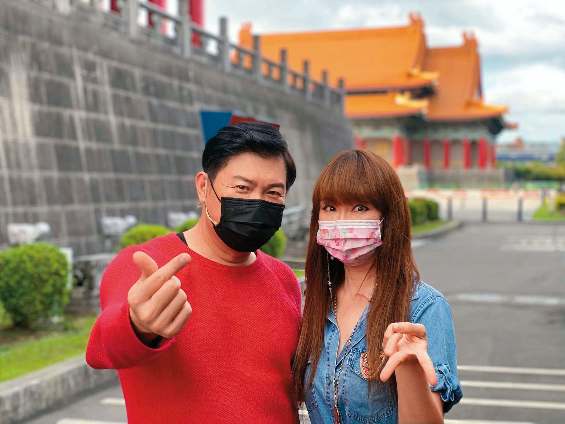 徐雅琪（右）想讓老公、兒子看自己的專業，有意重出江湖做節目。左為曾國城。（翻攝自徐雅琪臉書）