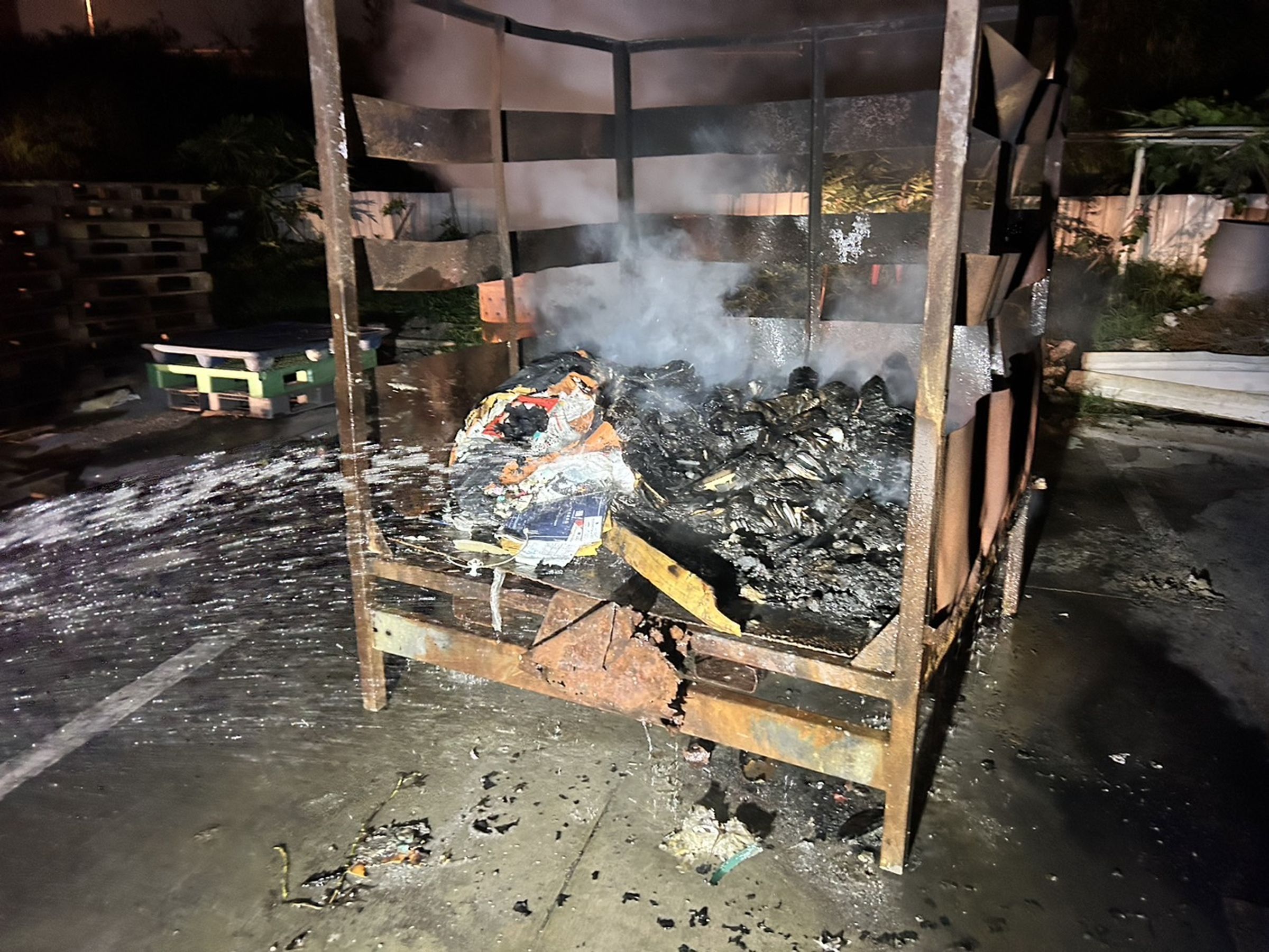 現場查獲露天燃燒廢棄物。(高雄市環保局提供)