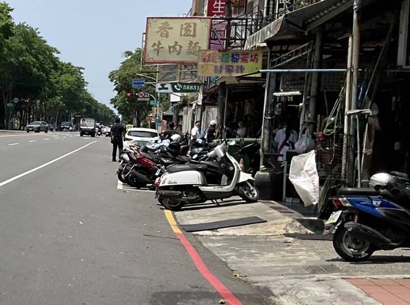 發生重大死亡車禍的左營區軍校路，違停嚴重且騎樓堆滿雜物，市府緊急會勘後提出改善方案。（警方提供）