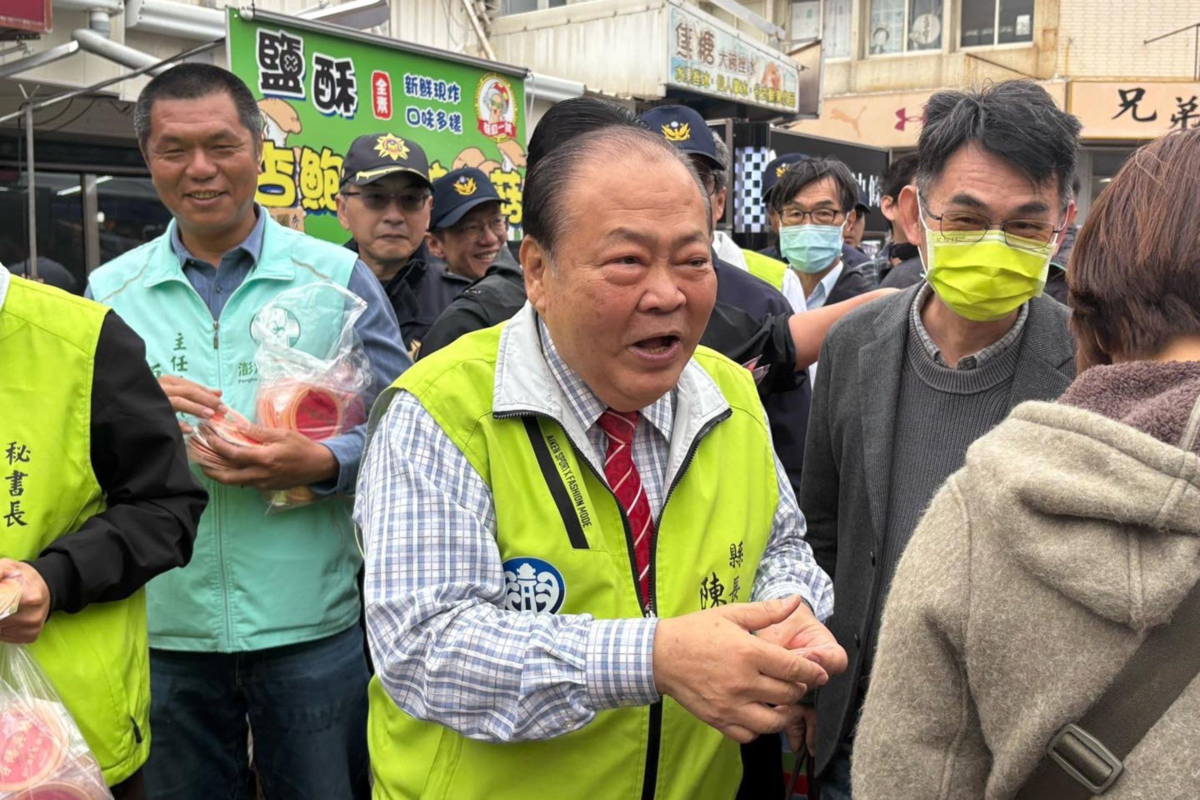 日前摔倒昏迷的澎湖縣長陳光復,今晚突然發文,表態會參選到底爭取連任。(翻攝陳光復臉書)
