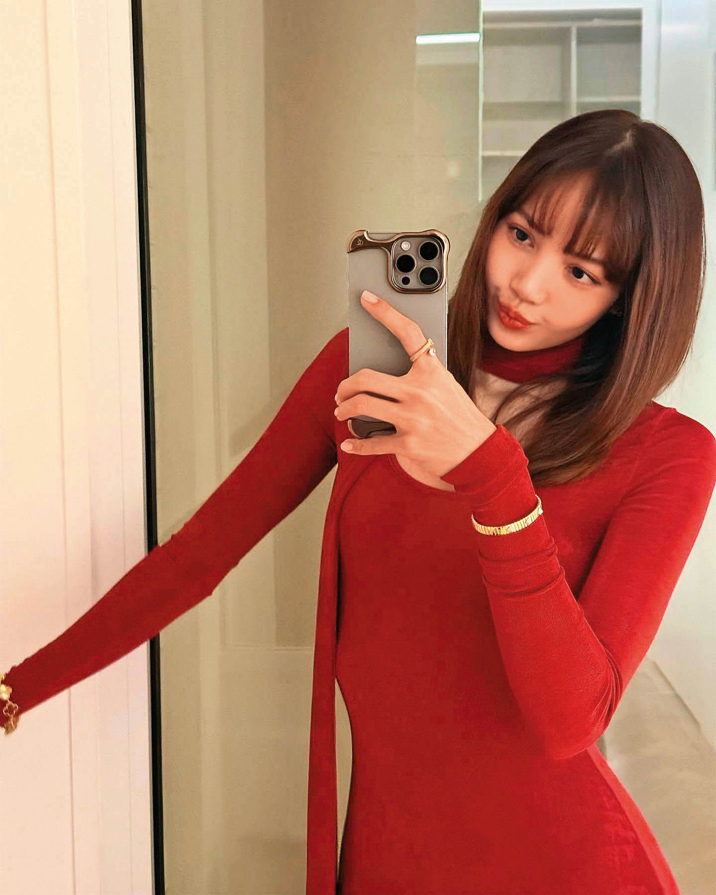 BLACKPINK Lisa手上的幸運草手鍊,是品牌人氣商品。(翻攝自lalalalisa_m IG)
