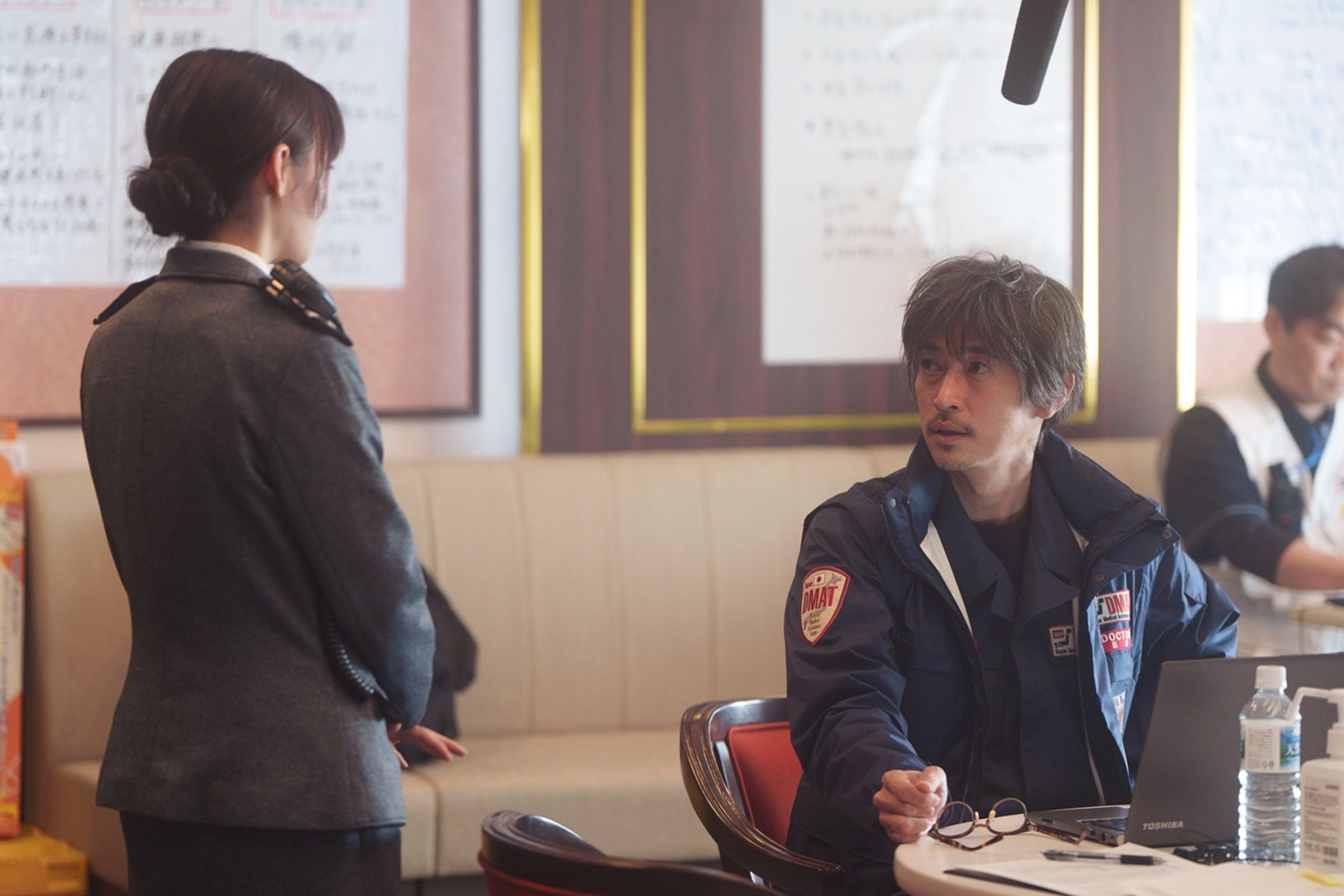 窪塚洋介(右)在《戰疫前線》飾演登船負責指揮團隊的醫師仙道行義,替郵輪與醫療團隊協調。(天馬行空提供)