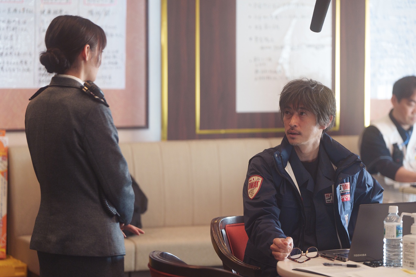 窪塚洋介（右）在《戰疫前線》飾演登船負責指揮團隊的醫師仙道行義，替郵輪與醫療團隊協調。（天馬行空提供）