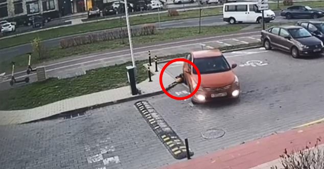 震撼影片曝光！粗心媽沒注意5歲兒要上車，直接開車致男童被拖行輾過。（翻自《每日郵報》）