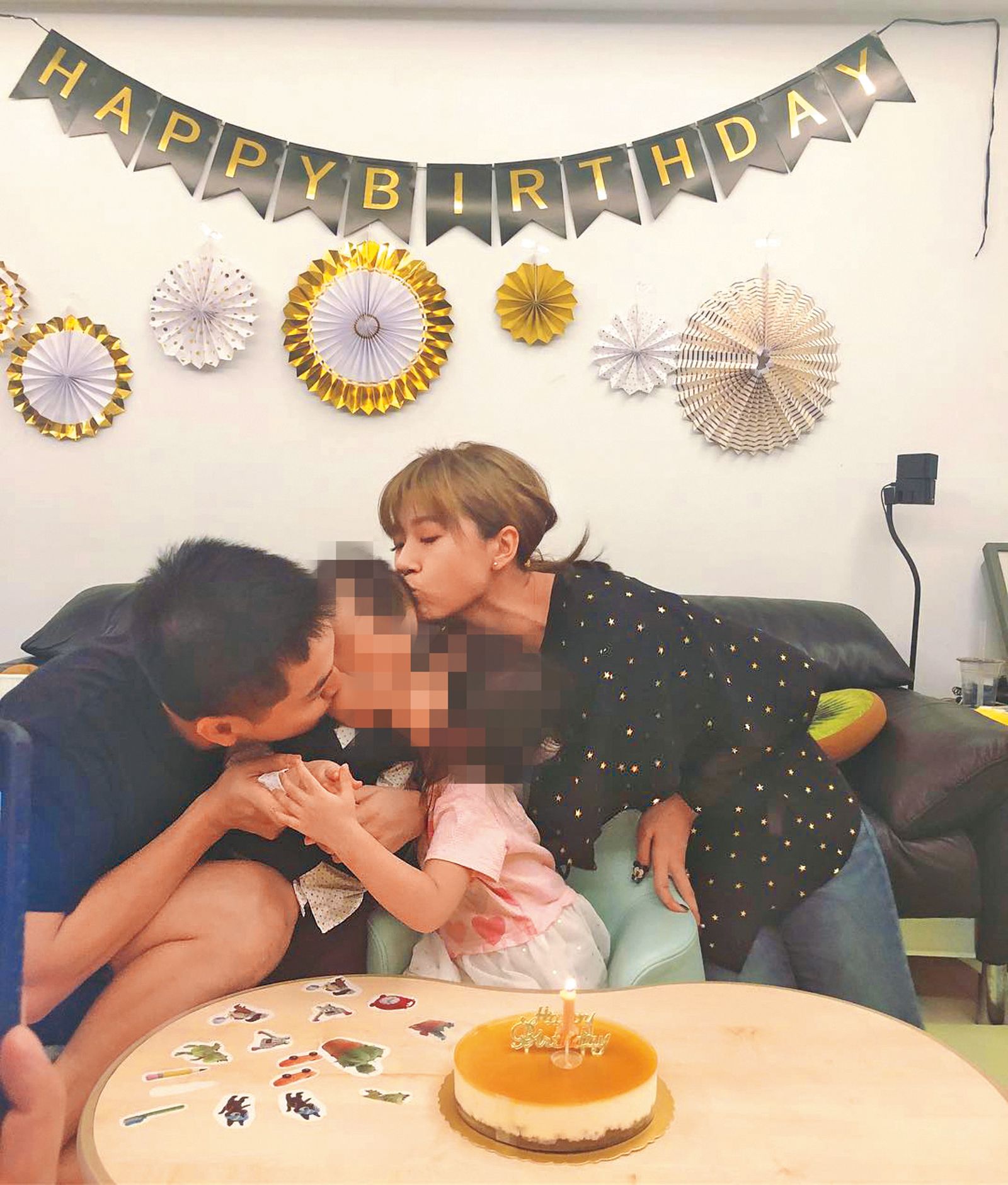 方志友（右一）、楊銘威（左一）當年未婚懷孕結婚，為了孩子曾經努力經營家庭。（翻攝自方志友臉書）