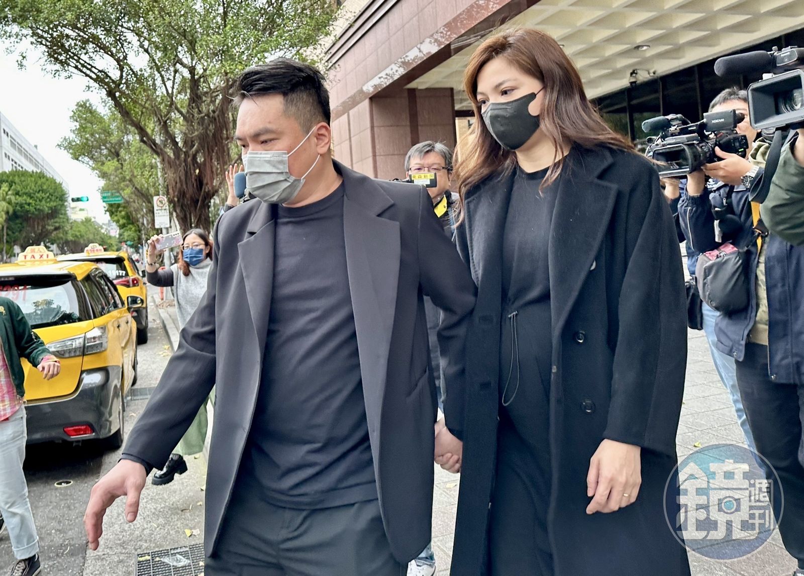 鍾沛君（右）與歌手老公陳布朗出庭，陳指出懷疑案發時妻被下藥。