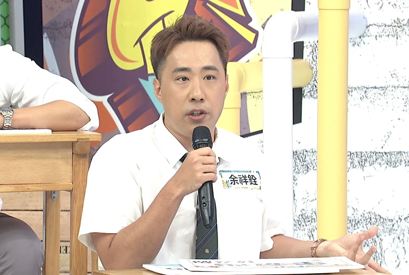 網友讚余祥銓「高高帥帥、有家教也有梗」。（中天提供）