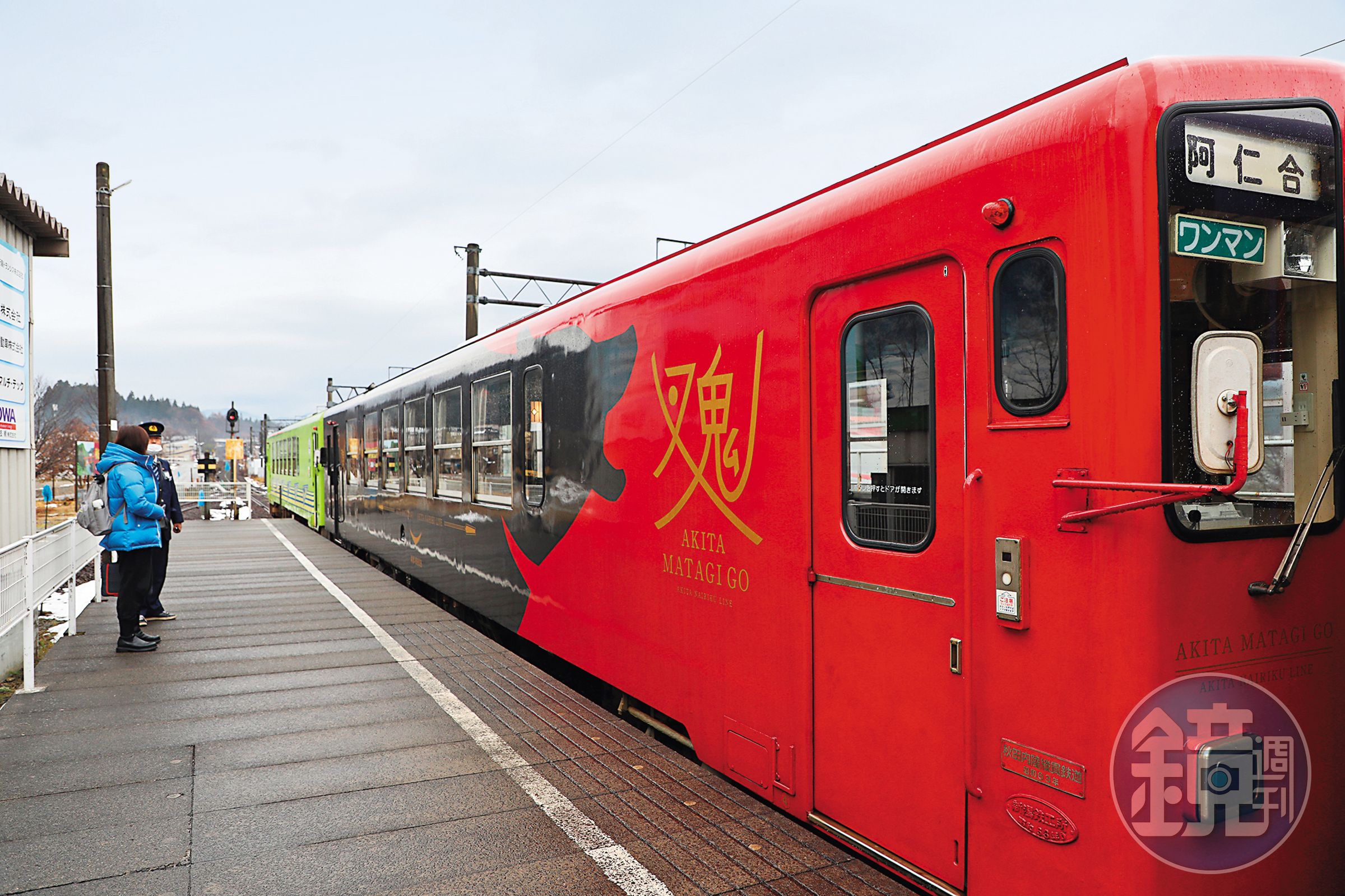 「又鬼」觀光列車外觀是沉穩黑紅色，標示秋田鐵道三兄弟中的長男地位。