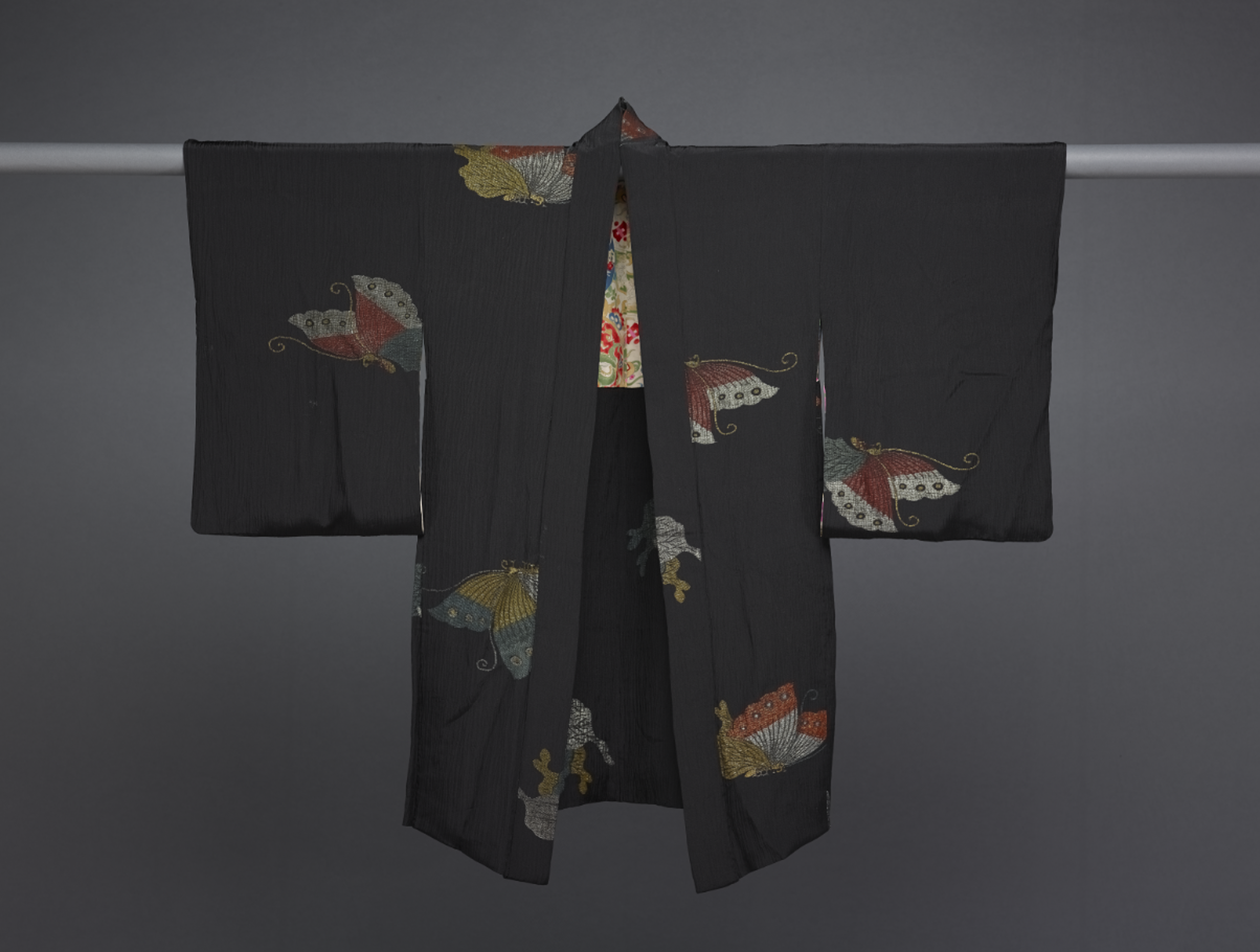 梵克雅寶與國立故宮博物院、巴黎裝飾藝術博物館三方合作的《大美不言》特展，移師嘉義故宮南院展出，新增加日本明治時期的「黑地彩蝶紋羽織外套」展覽品。