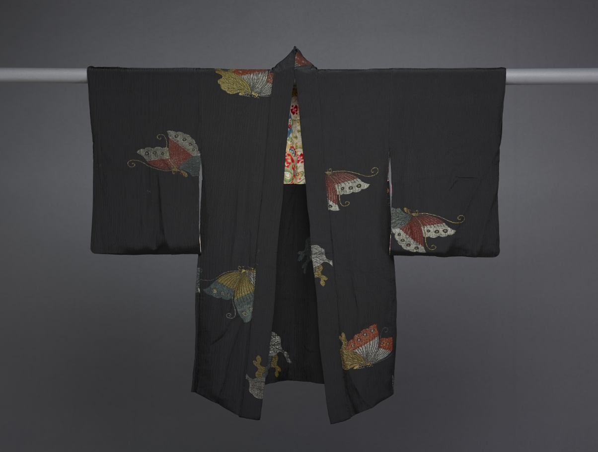 梵克雅寶與國立故宮博物院、巴黎裝飾藝術博物館三方合作的《大美不言》特展，移師嘉義故宮南院展出，新增加日本明治時期的「黑地彩蝶紋羽織外套」展覽品。