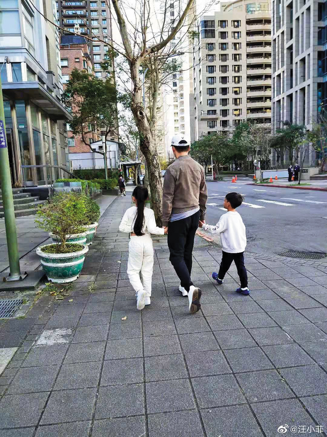 當初曬一雙兒女不遺餘力的汪小菲,可以用自己的想法與方式管教小孩了。(翻攝自汪小菲微博)