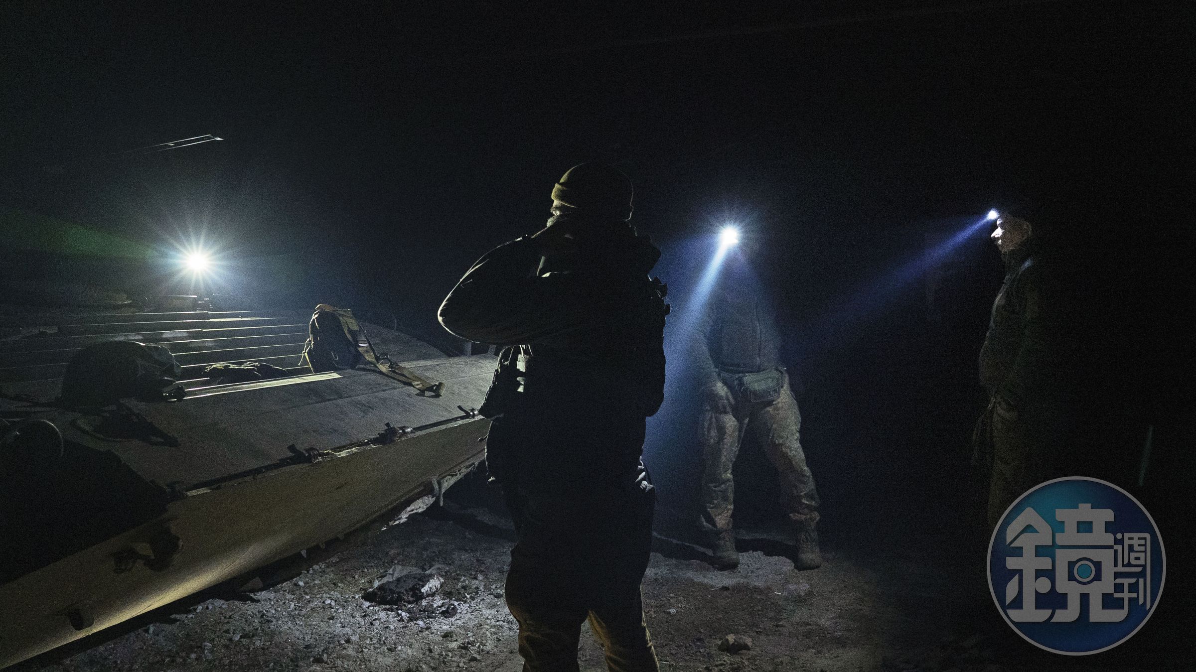 在零線突擊行動前，士兵在夜色掩護下檢查一部BMP-2兩棲 步兵戰車。這部蘇聯時期的戰車，在部隊經過暴露地形時，依舊是運輸人員和火力支援的要角。