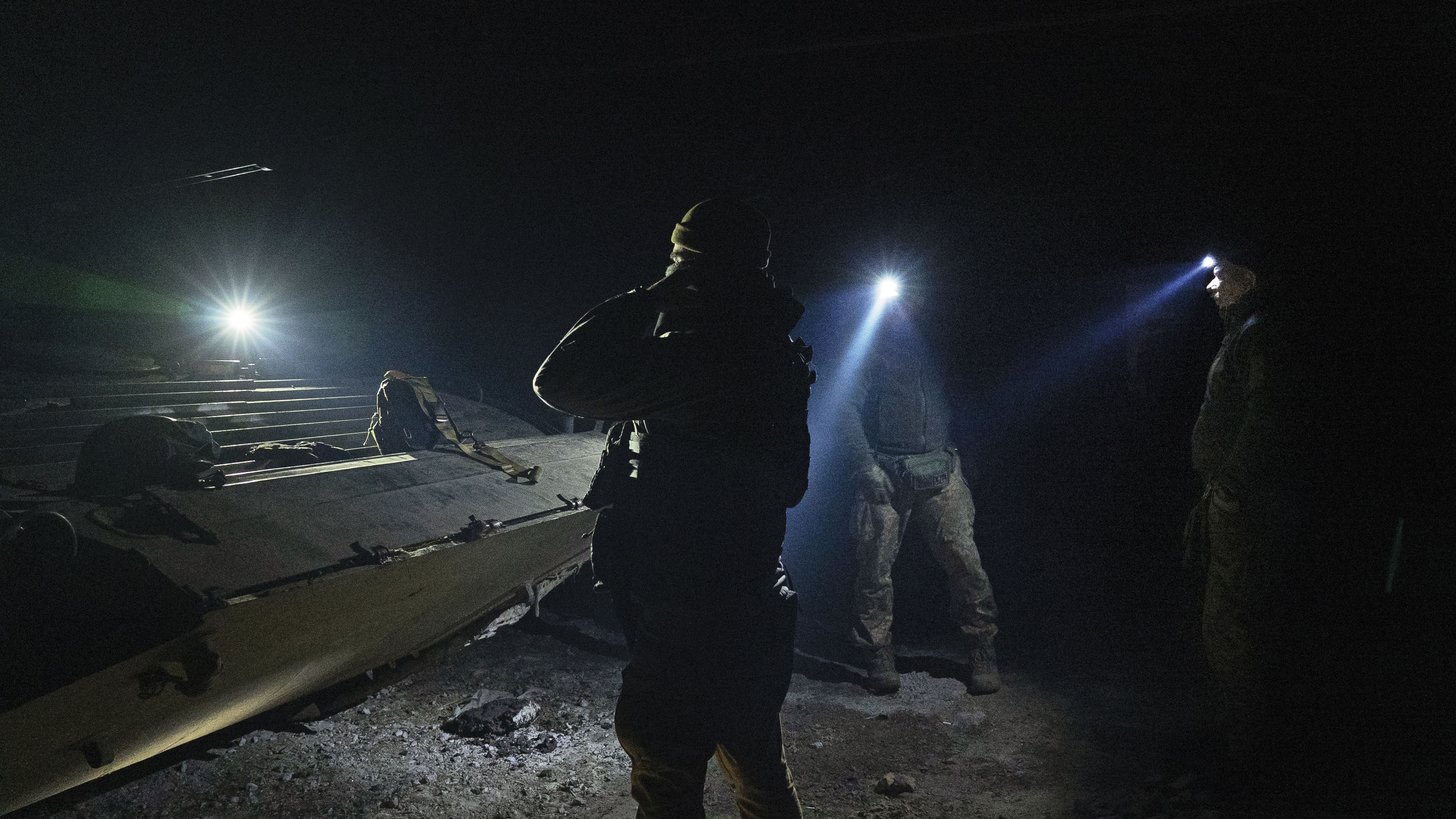 在零線突擊行動前,士兵在夜色掩護下檢查一部BMP-2兩棲 步兵戰車。這部蘇聯時期的戰車,在部隊經過暴露地形時,依舊是運輸人員和火力支援的要角。