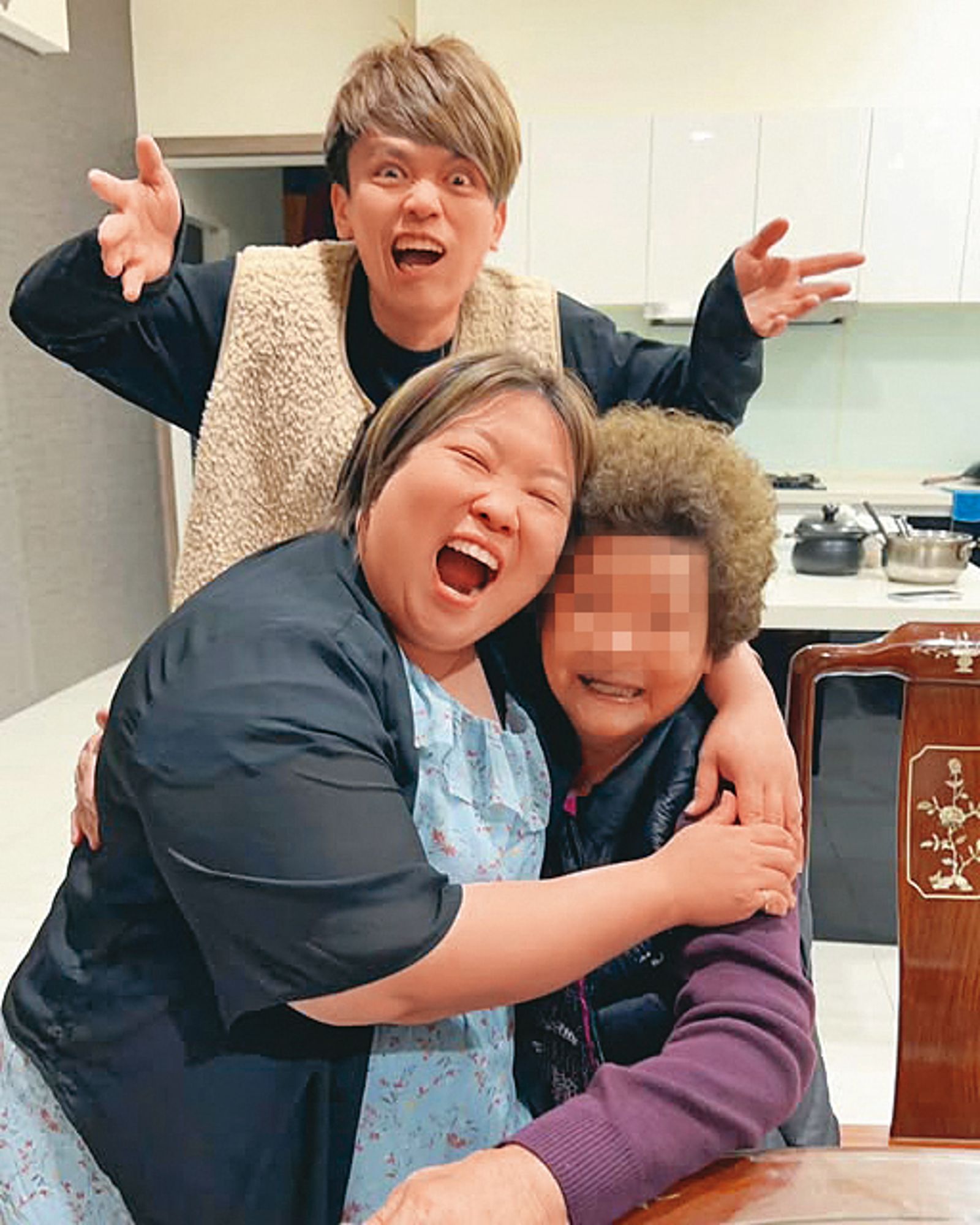 蘿拉（前左）和蔡阿嘎（後）的阿嬤（前右）感情也很好，但一切已成往事。（翻攝自蔡阿嘎臉書）