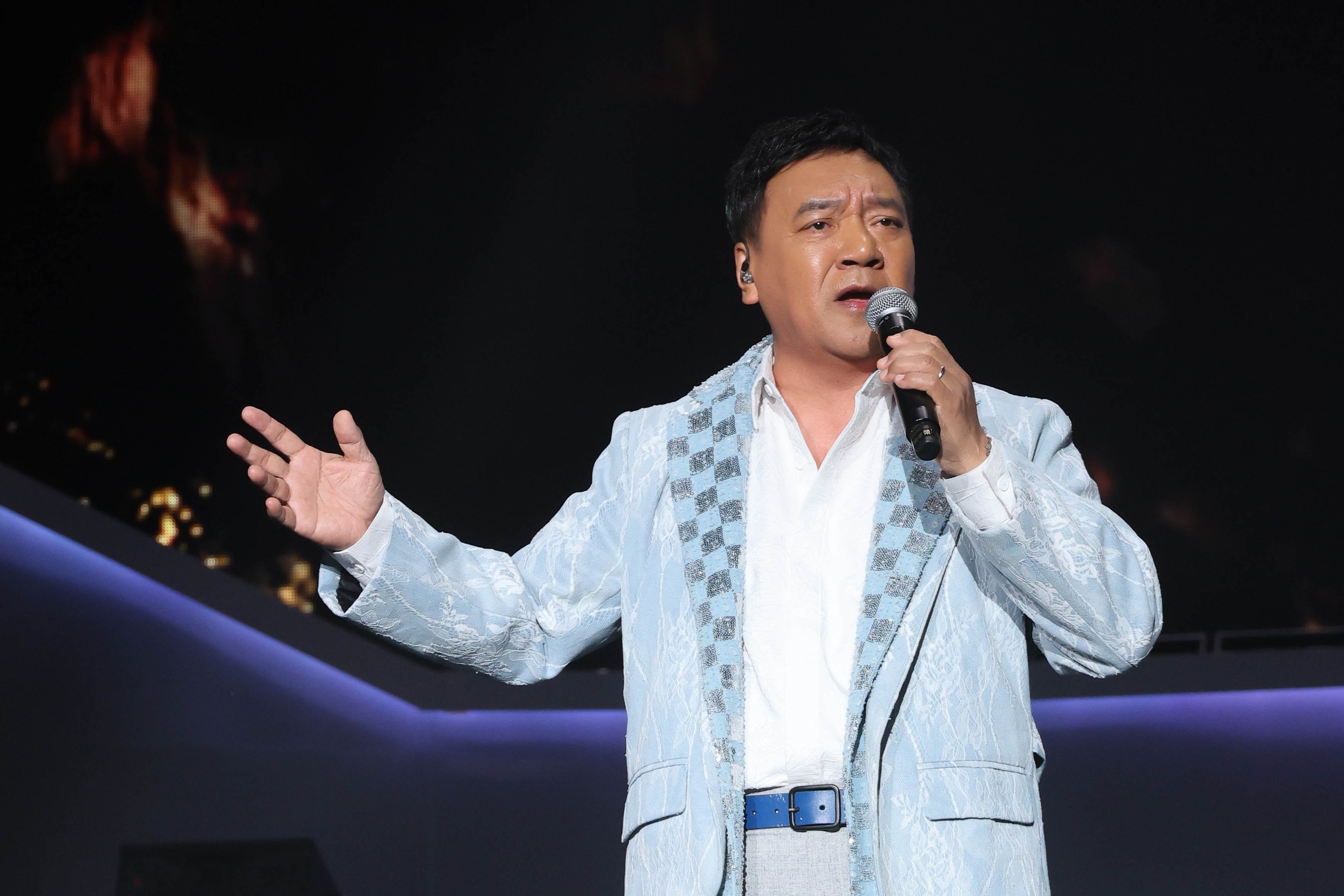 施孝榮以〈俠客〉自高台登場，搭配雷射效果展現氣勢。（寬宏藝術提供）