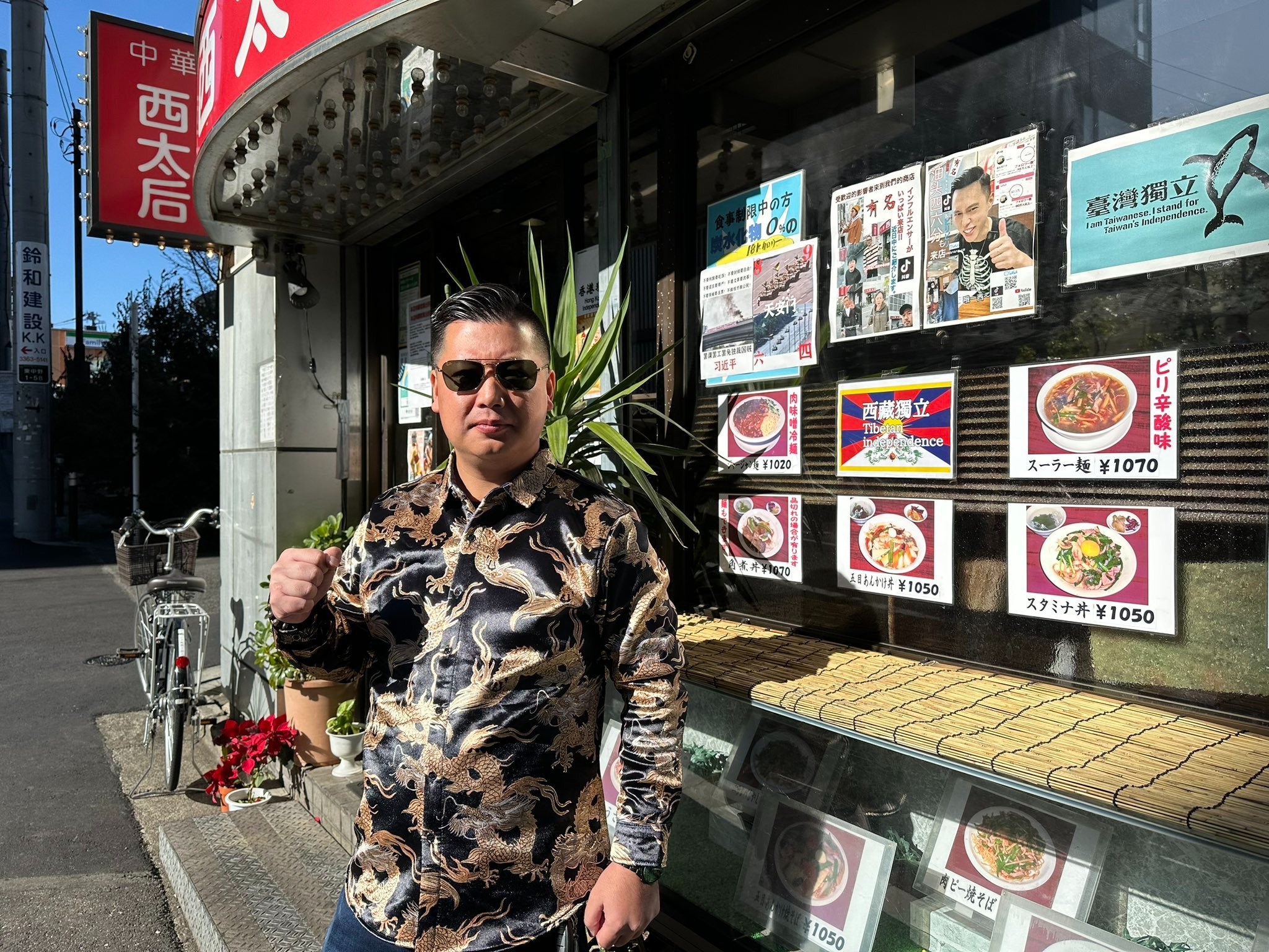 「後藤武」指出，在貼出反共標語後，來店裡亂鬧的小粉紅果然不見了。（翻自X平台）