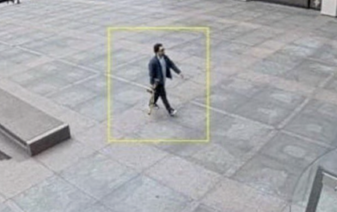 凶嫌持槍闖入辦公大樓內。（翻攝自X）