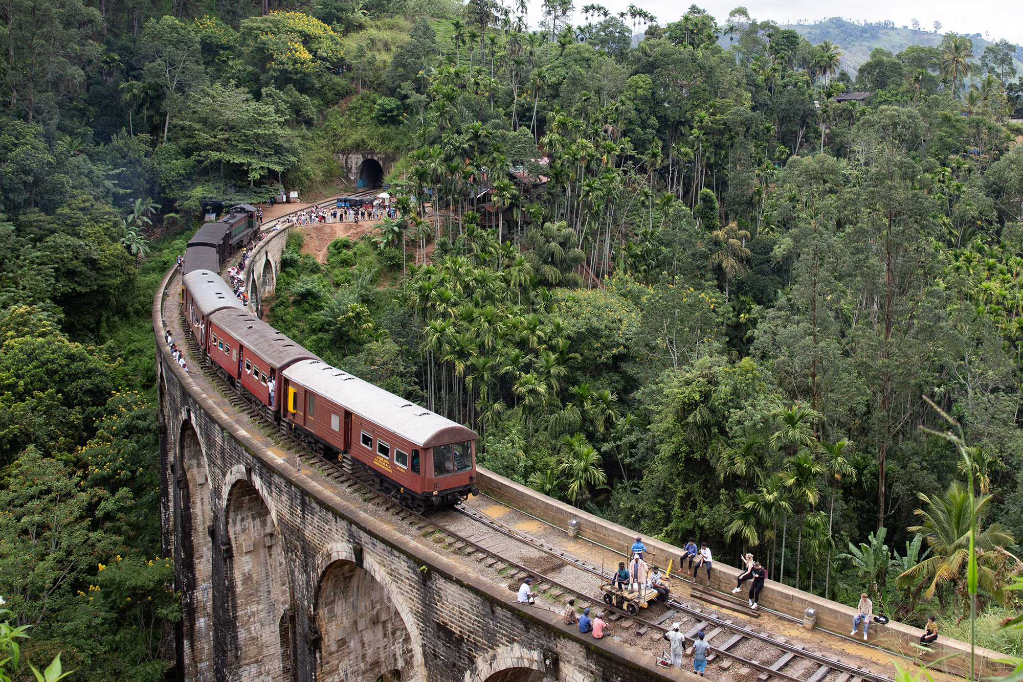 歷經等待、誤點與奔跑，我終於如願以償捕捉到高山火車駛過九孔橋的經典畫面，不過比照片更難忘的，是那段連滾帶爬的過程。