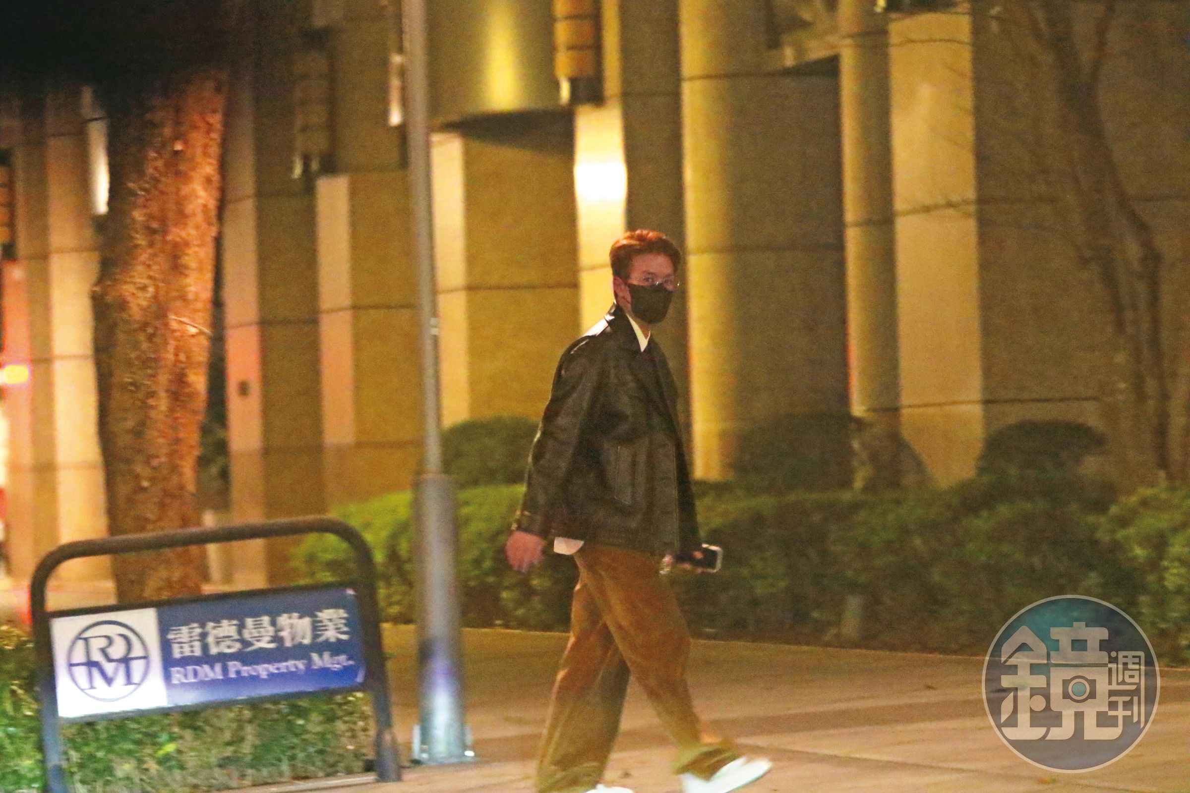 00：57 跟在王心凌的腳步之後，吳克群也下車，跟著王心凌回家。