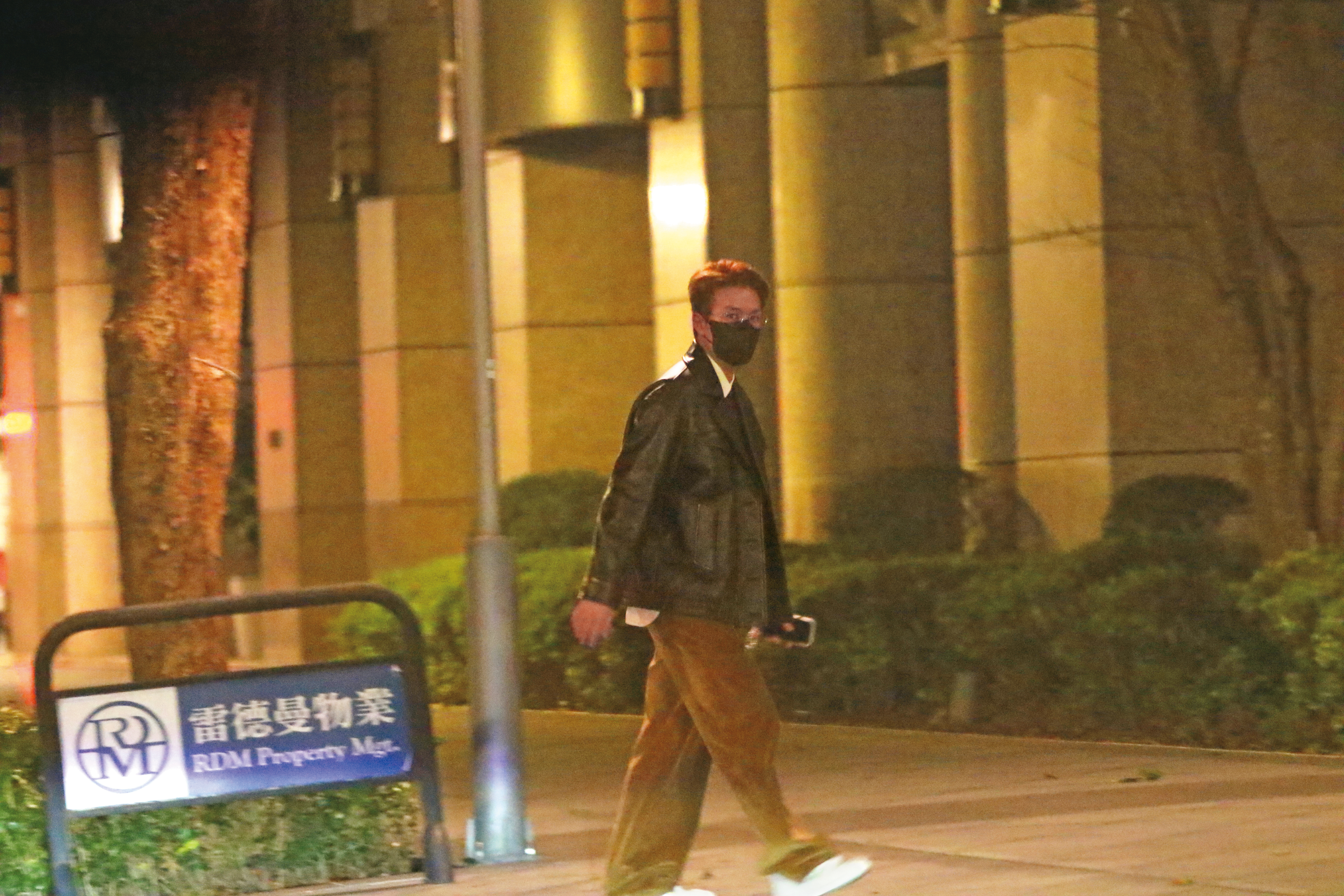 00:57 跟在王心凌的腳步之後,吳克群也下車,跟著王心凌回家。