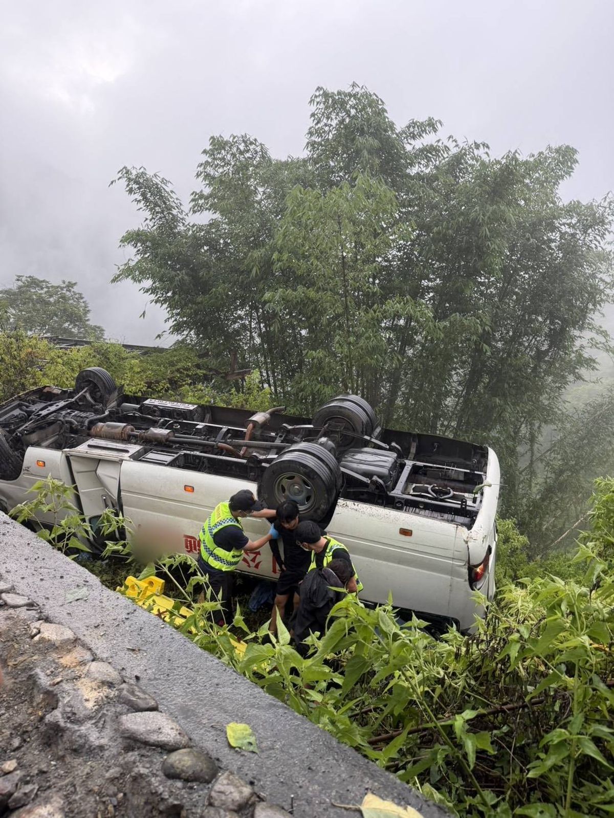 15名菲律賓籍旅客組團包車前往合歡山欣賞杜鵑花,回程下山時翻落約2公尺深邊坡。