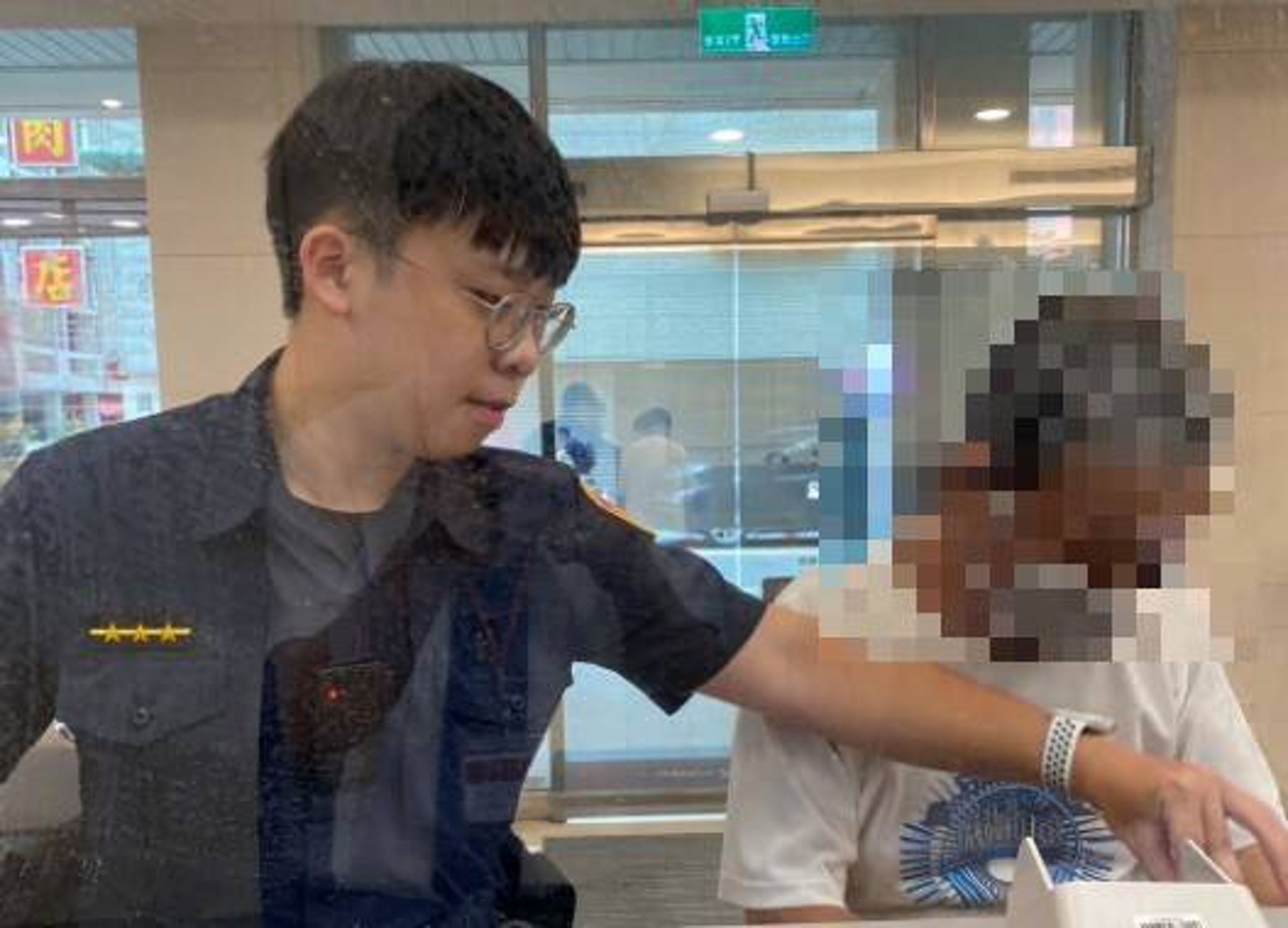 北斗分局員警蔡若洋苦勸阿公（右）不要中了詐欺集團騙，終於阻詐成功。（警方提供）