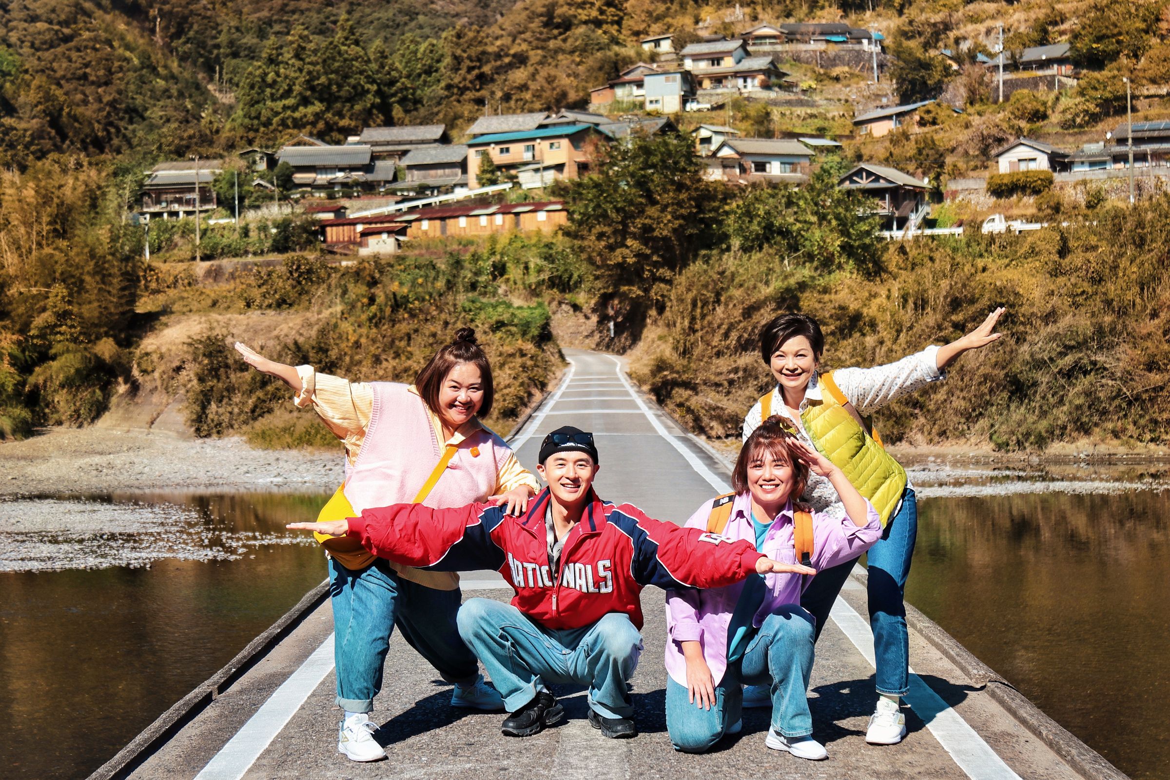 鍾欣凌(左起)、張睿家、嚴藝文、楊貴媚到日本高知出外景。(桂田文化藝術基金會、桂田文創提供)