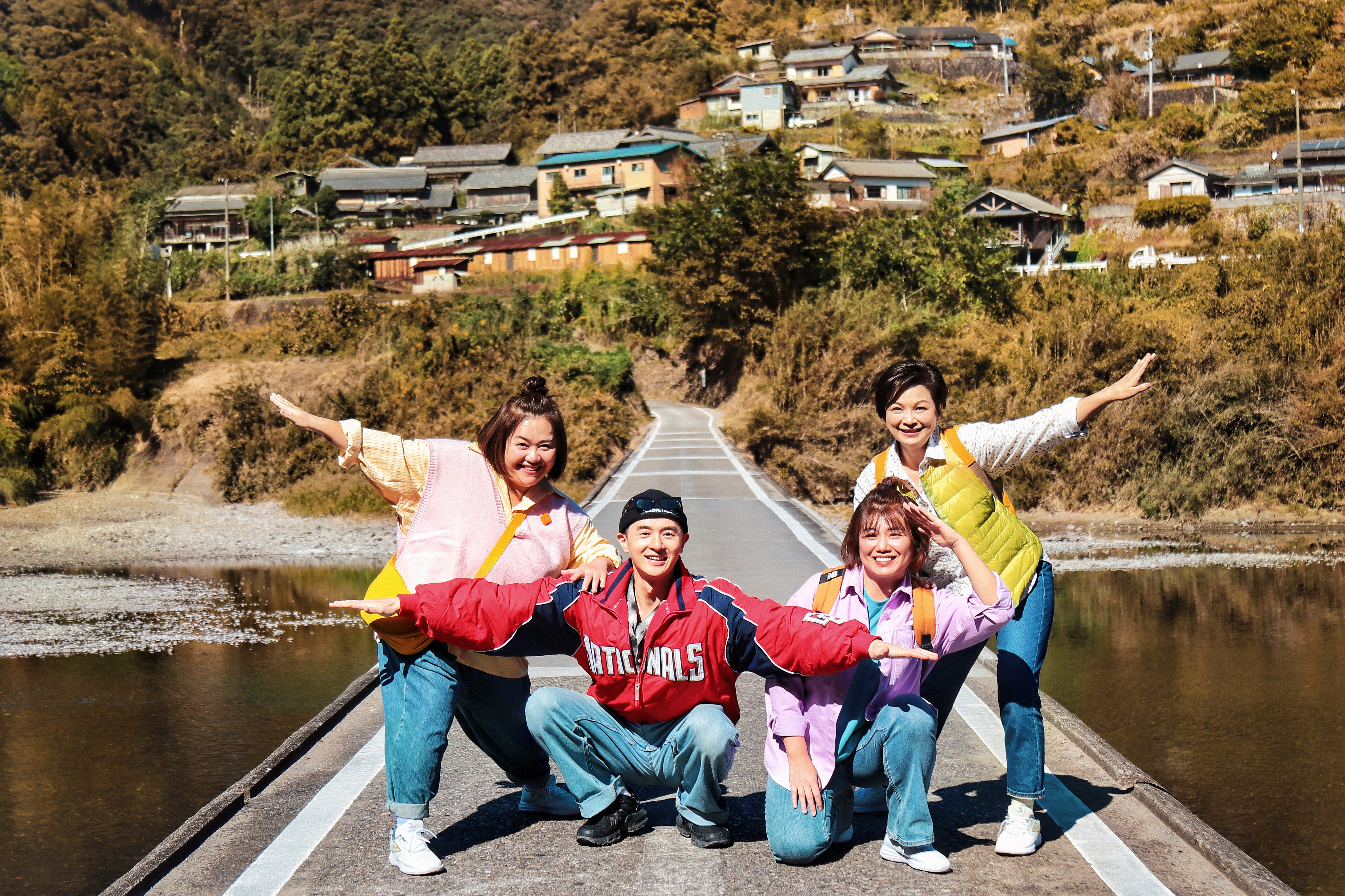 鍾欣凌（左起）、張睿家、嚴藝文、楊貴媚到日本高知出外景。（桂田文化藝術基金會、桂田文創提供）