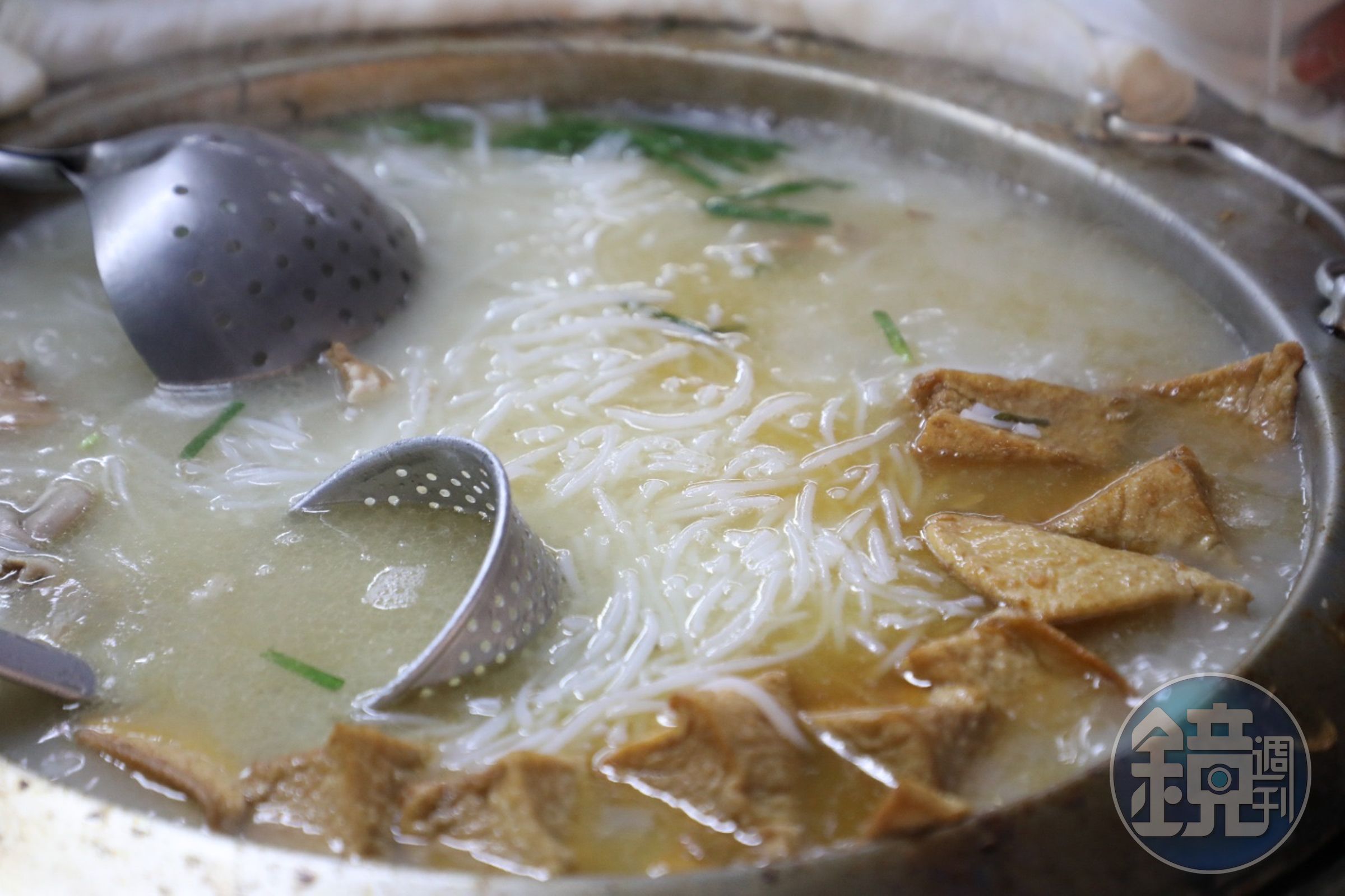 「南門市場米粉湯」的湯頭以豬大骨為基底，再加入內臟熬煮，吸收了食材精華的湯頭相當鮮美。（何宗昇攝）