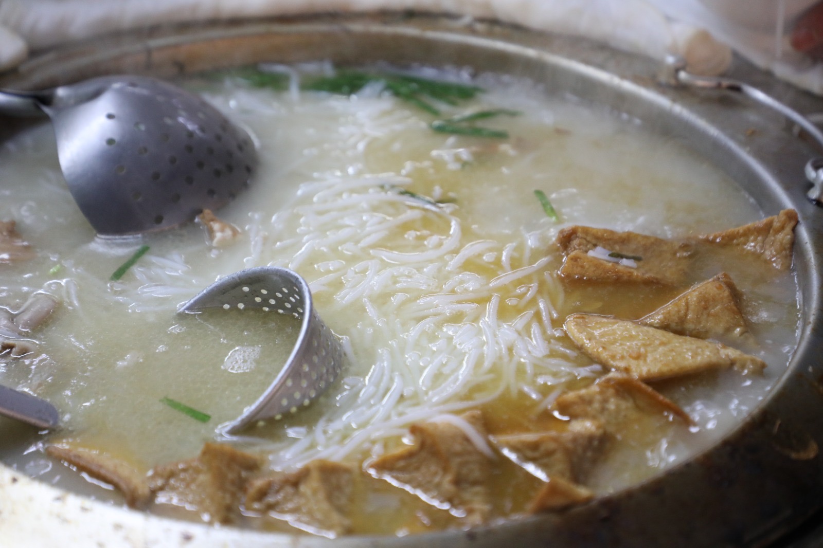「南門市場米粉湯」的湯頭以豬大骨為基底，再加入內臟熬煮，吸收了食材精華的湯頭相當鮮美。（何宗昇攝）
