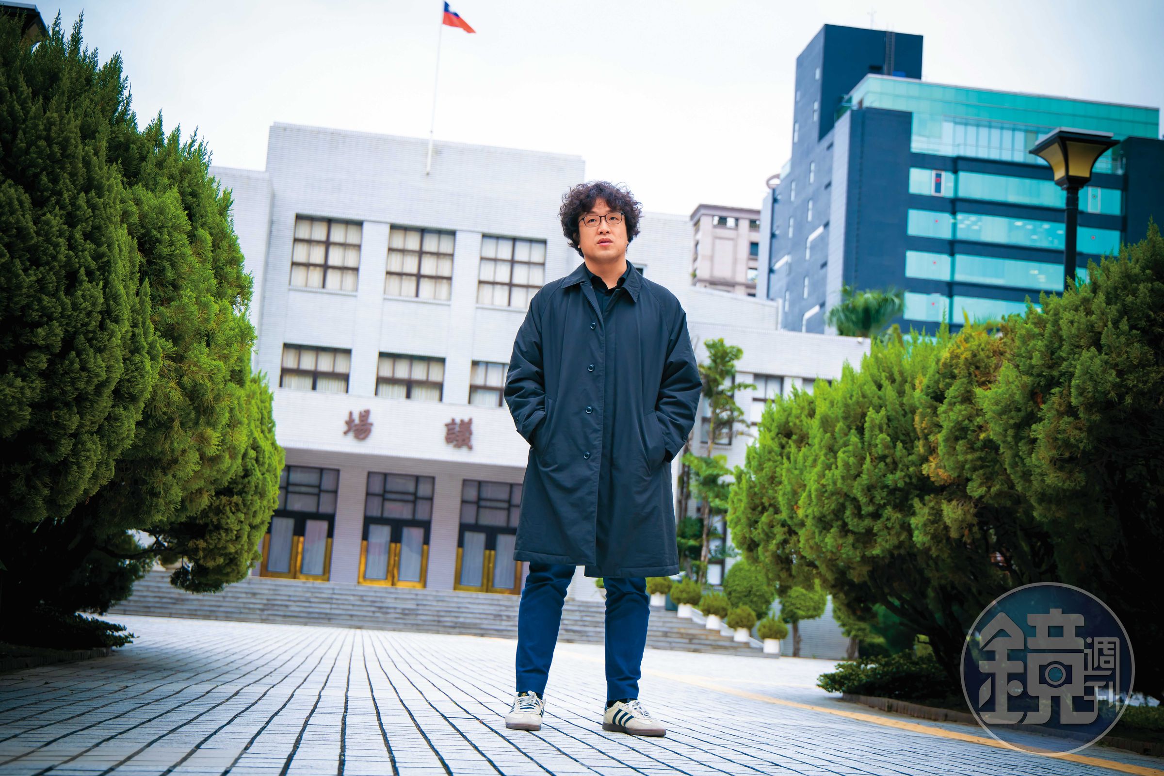 2025年底,重慶市公安局立案偵查台灣立委沈伯洋「涉嫌分裂國家犯罪」。今年新年伊始,中共官媒粉專又發文說要送沈伯洋「大禮」,公布他的居住地和工作地點:立法院研究大樓。台灣網友吐槽:「立委當然在立院研究大樓辦公,不然要在哪裡?」圖為沈伯洋在立法院接受拍攝。