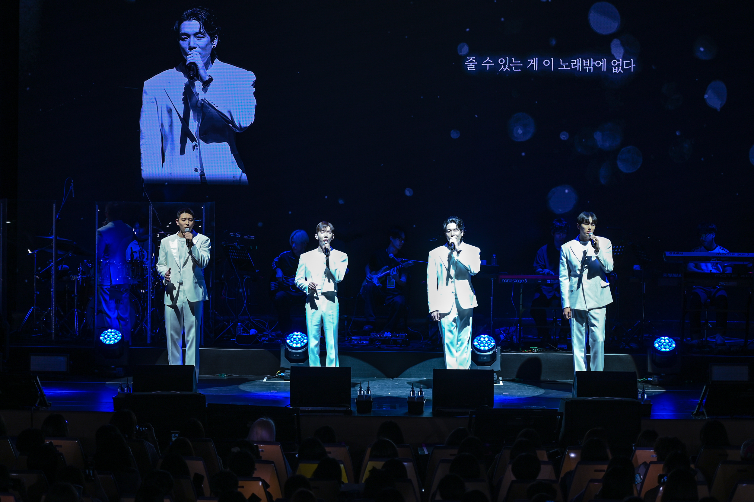 2am時隔11年再在台灣合體開唱,不只台下歌迷感動到哭,趙權(左二)、昶旻(右二)也哭了。(SHOW Office提供)