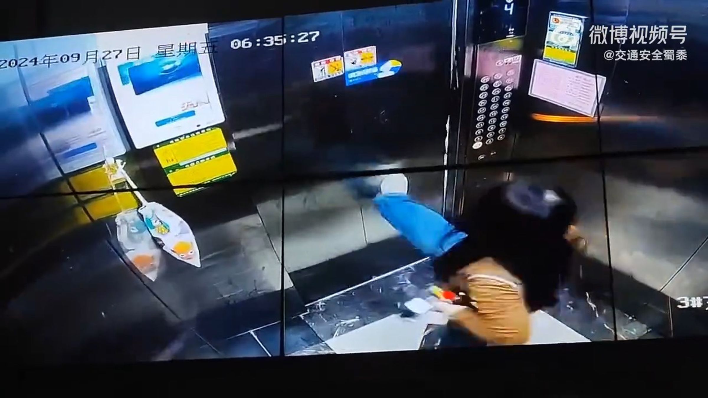 中國女跟電梯真的有仇!嫌太慢用「無影腳」踢爆壞掉,讓她受困更慢了。(翻自微博)