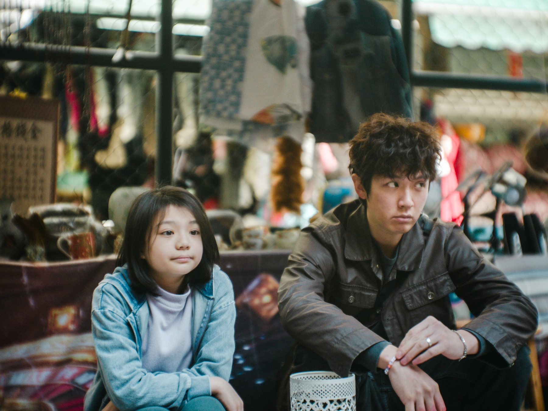 片中柯震東飾演一名來自台灣的討債廢柴，受雇於小女孩JoJo進賭場代賭。 （力揚電影提供）