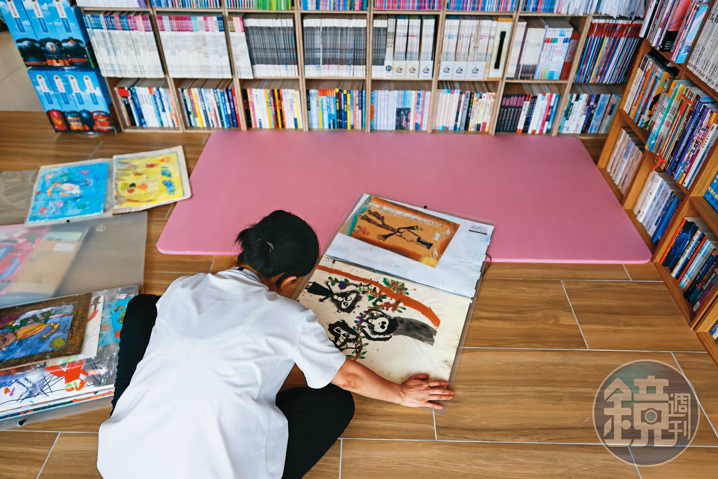 小宇的母親翻著小宇幼時畫作,可看出他極具天賦。