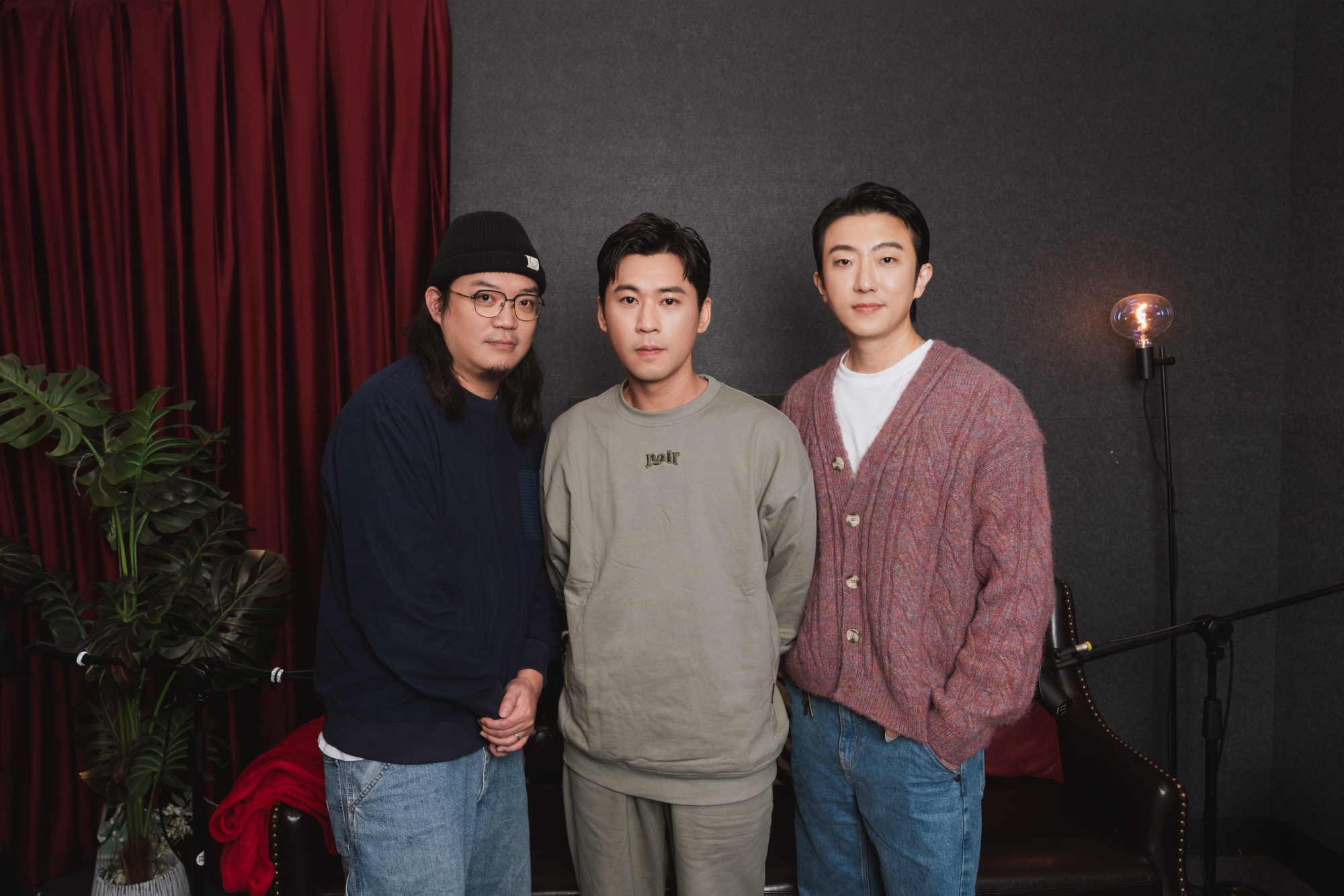 張懷秋（右起）開設Podcast頻道《白日夢非常秋》，首集邀請黃迪揚參與。左為製作人孫鑠仁。（犢影制作、有意思國際傳播提供）