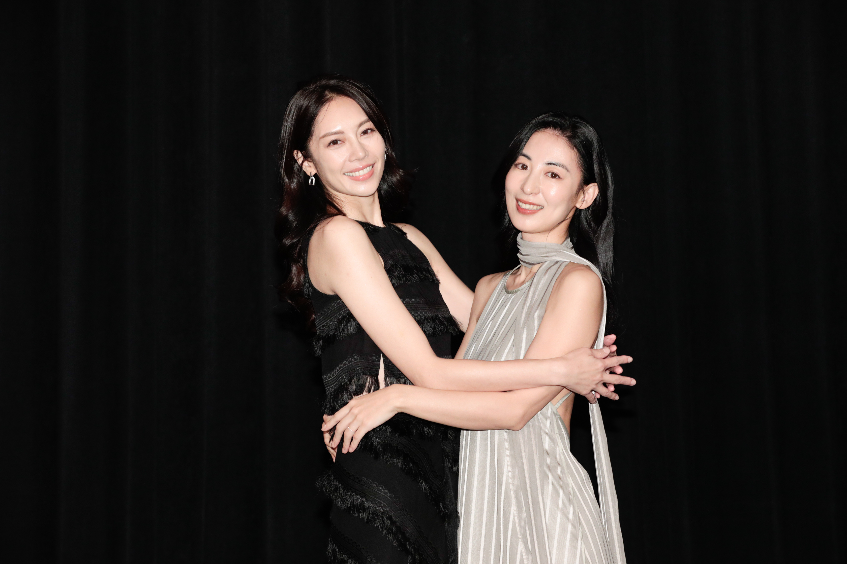 廖奕琁與大久保麻梨子上演女女戀，彼此老公都很支持她們的合作。