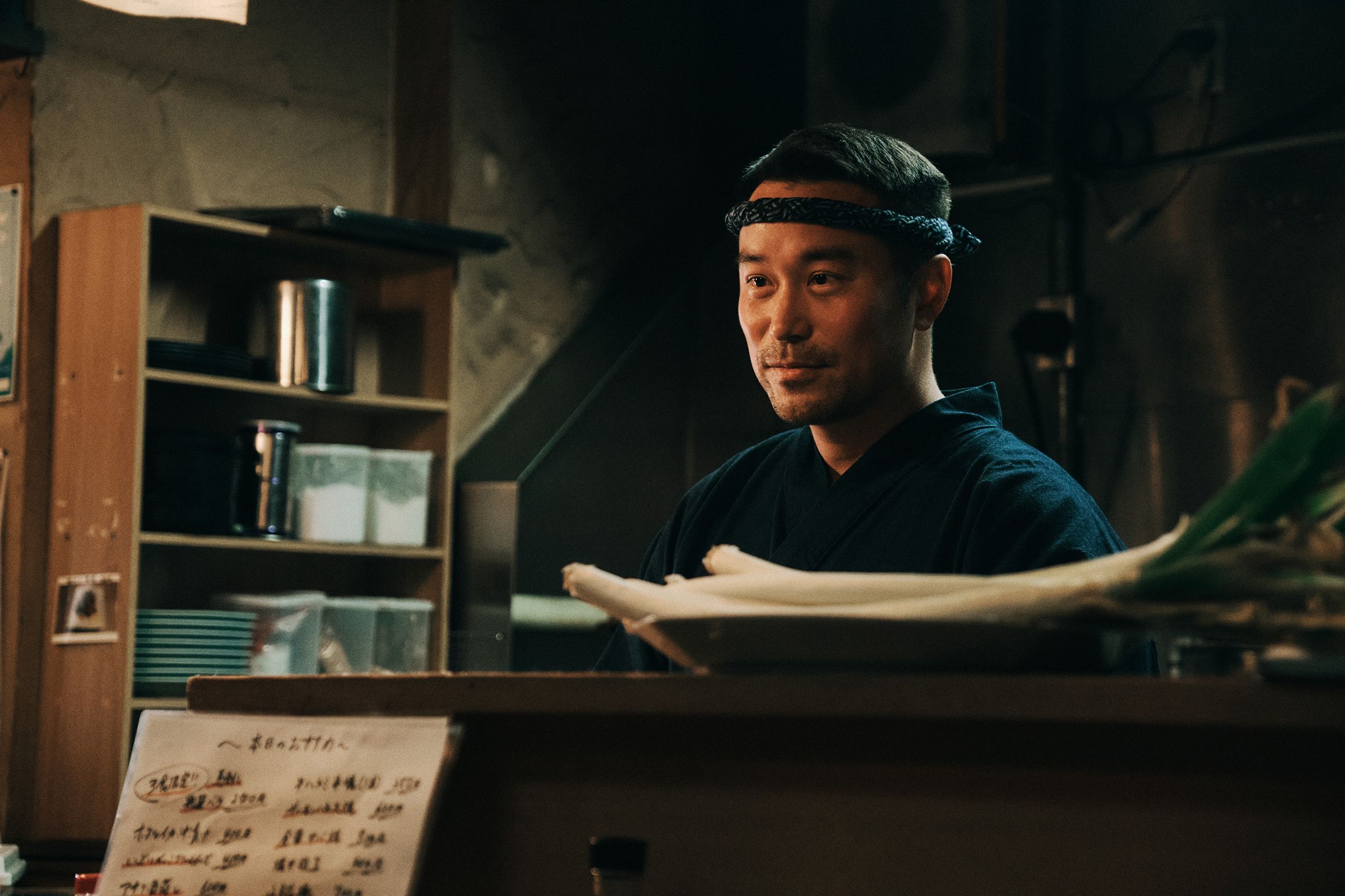 張孝全客串演出料理店師傅「劉大哥」。 (翻滾吧男孩電影公司提供)