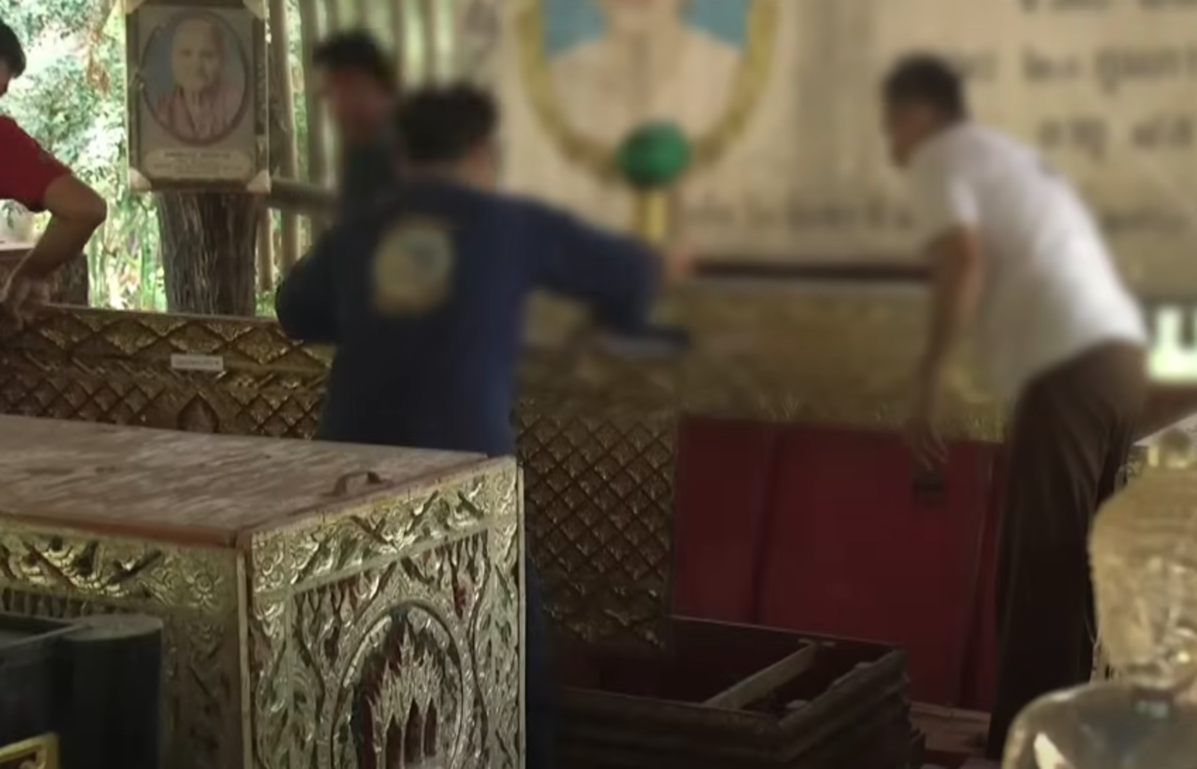 泰國一座寺廟驚傳藏了41具人類遺體,寺廟住持表示是練習冥想用的。(翻攝自 ข่าวช่องวัน YouTube頻道)
